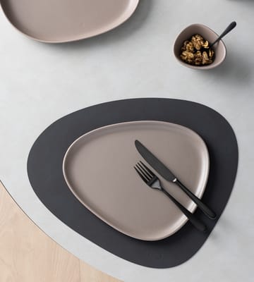 Curve πιάτο ψευδοπορσελάνης 26x30 cm - Θερμό Γκρι - LIND DNA