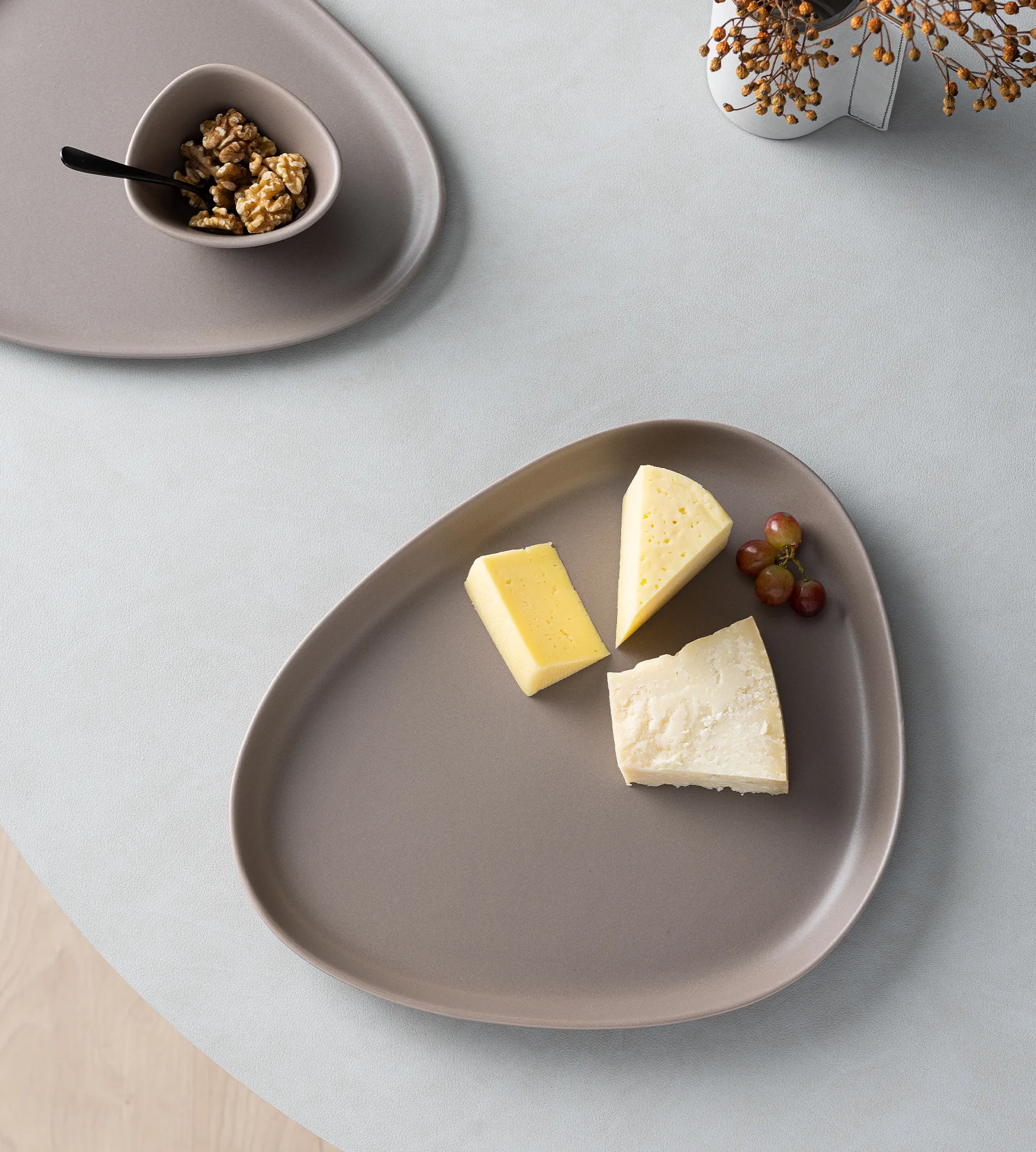 Curve μεγάλος δίσκος ψευδοπορσελάνης 30x35 cm, Θερμό Γκρι LIND DNA