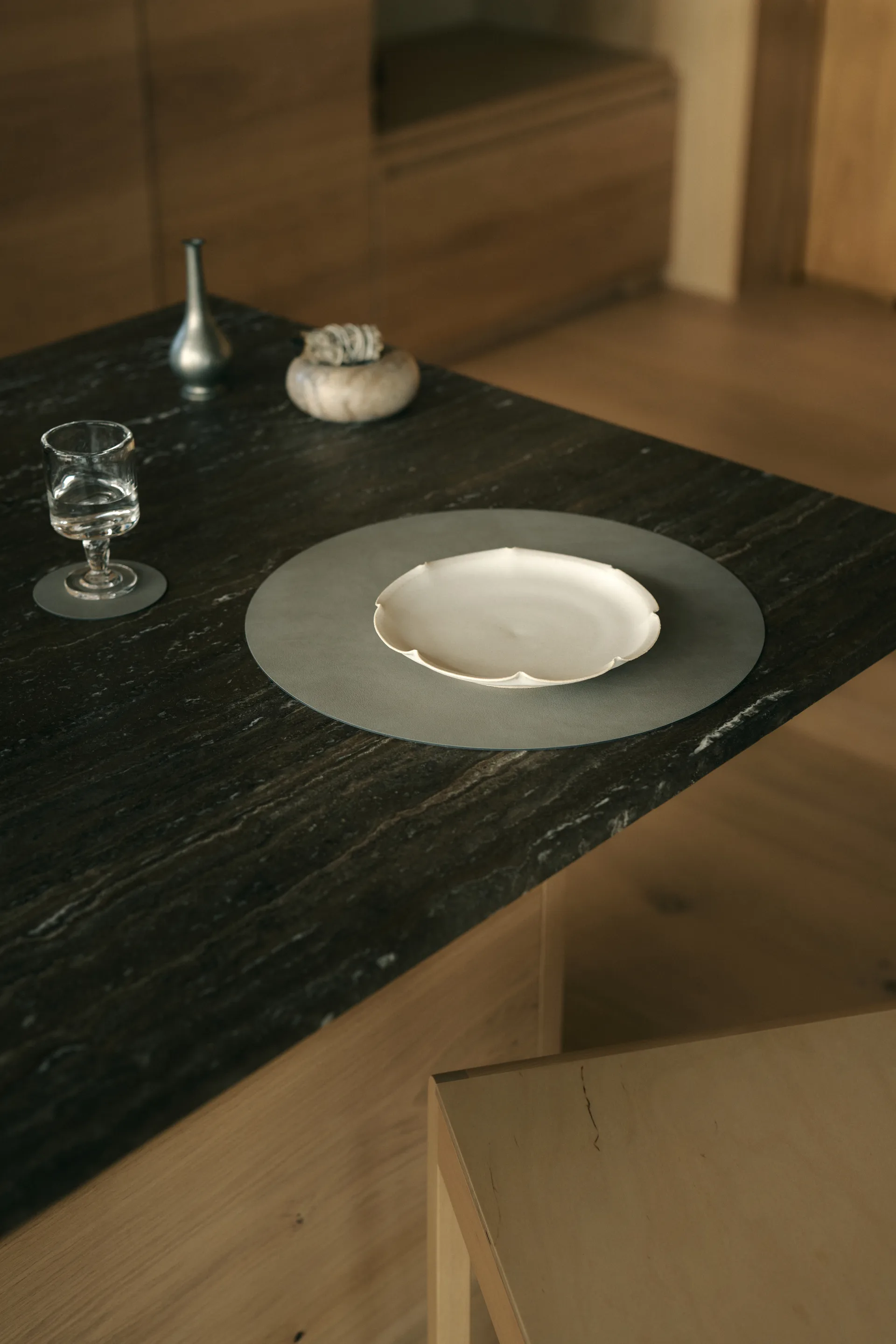 Nupo σουπλά τραπεζιού, Light grey, circle, L LIND DNA