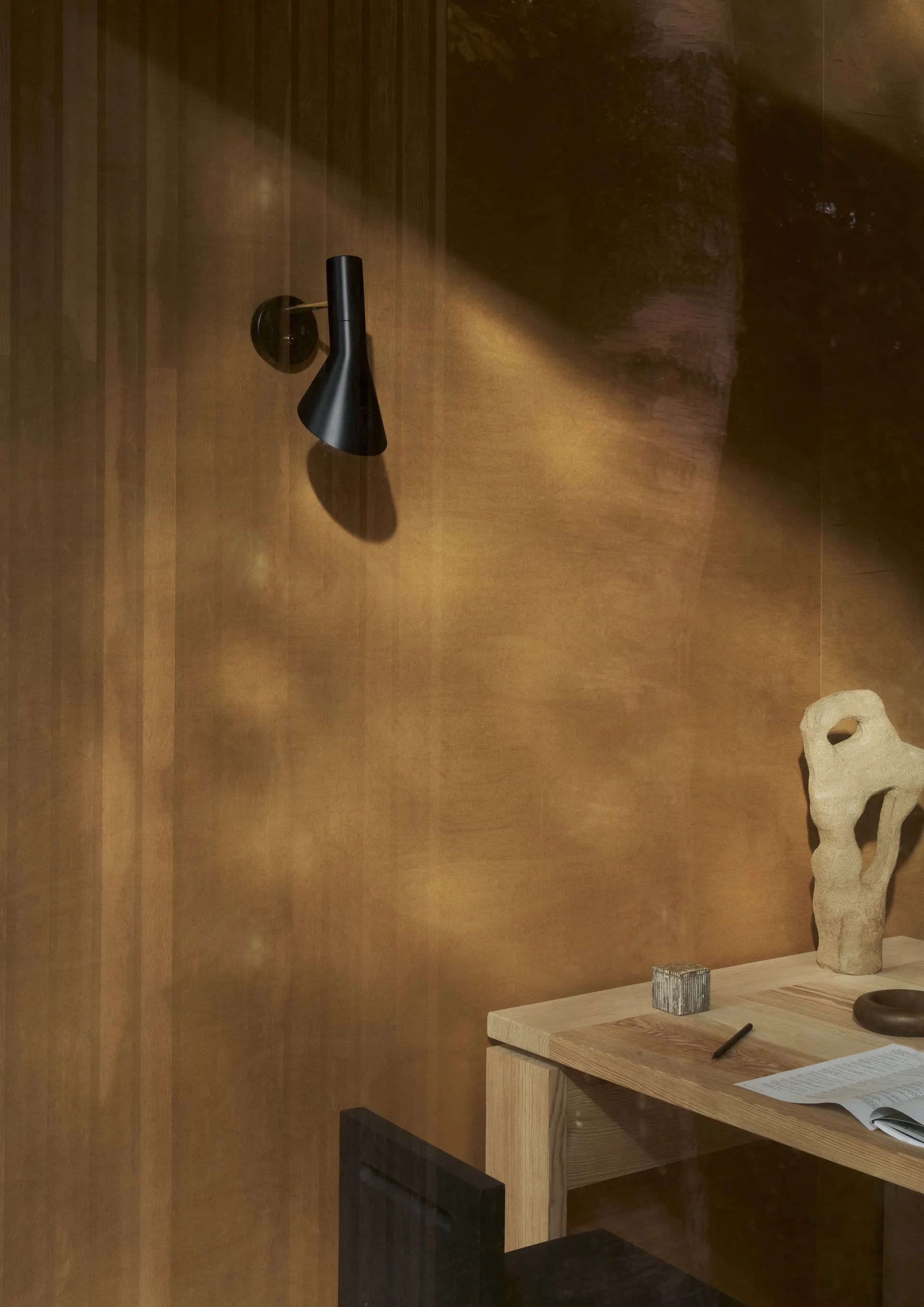 AJ απλίκα σταθερής εγκατάστασης, Brass-black Louis Poulsen