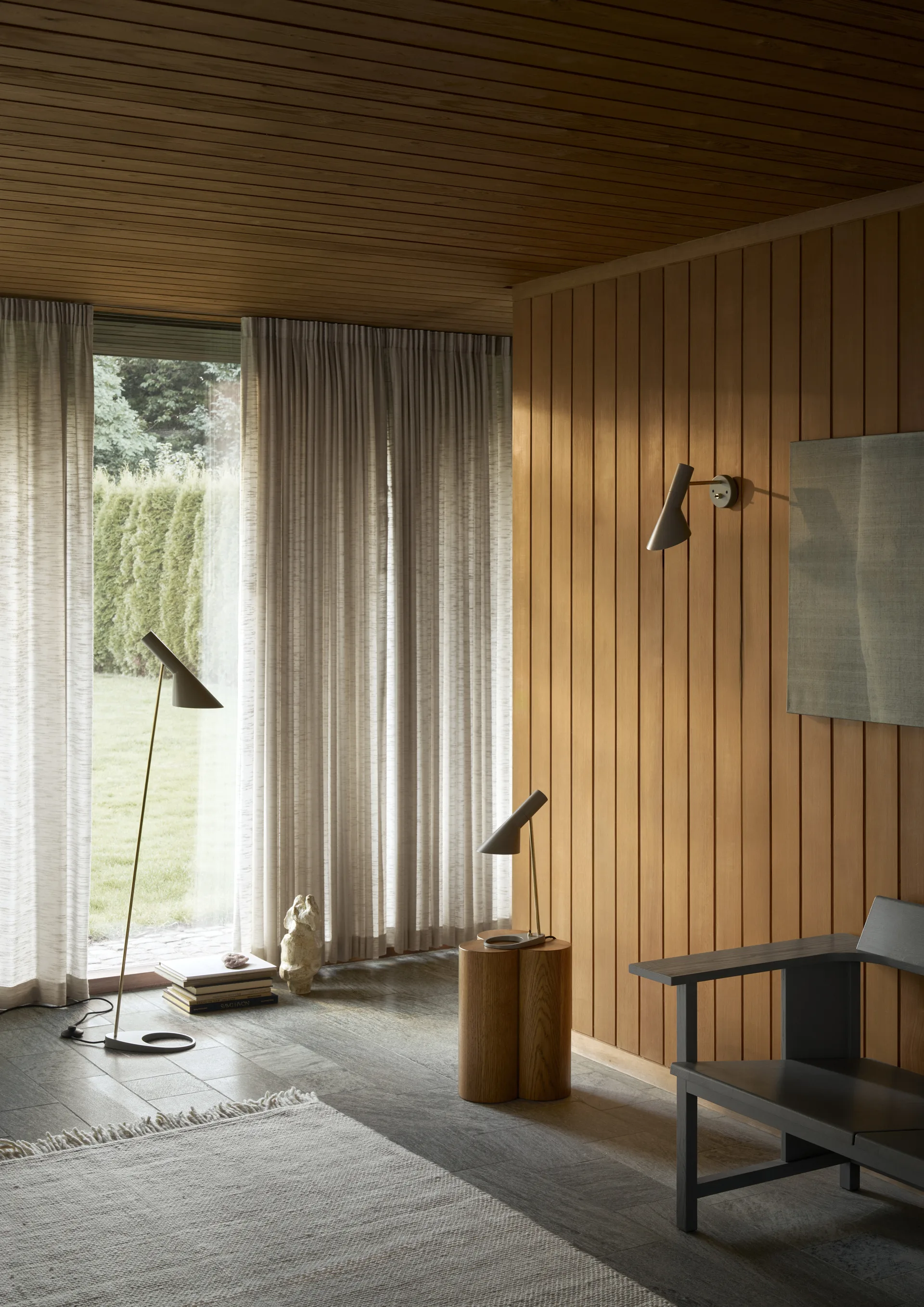 AJ απλίκα σταθερής εγκατάστασης, Brass-warm grey Louis Poulsen