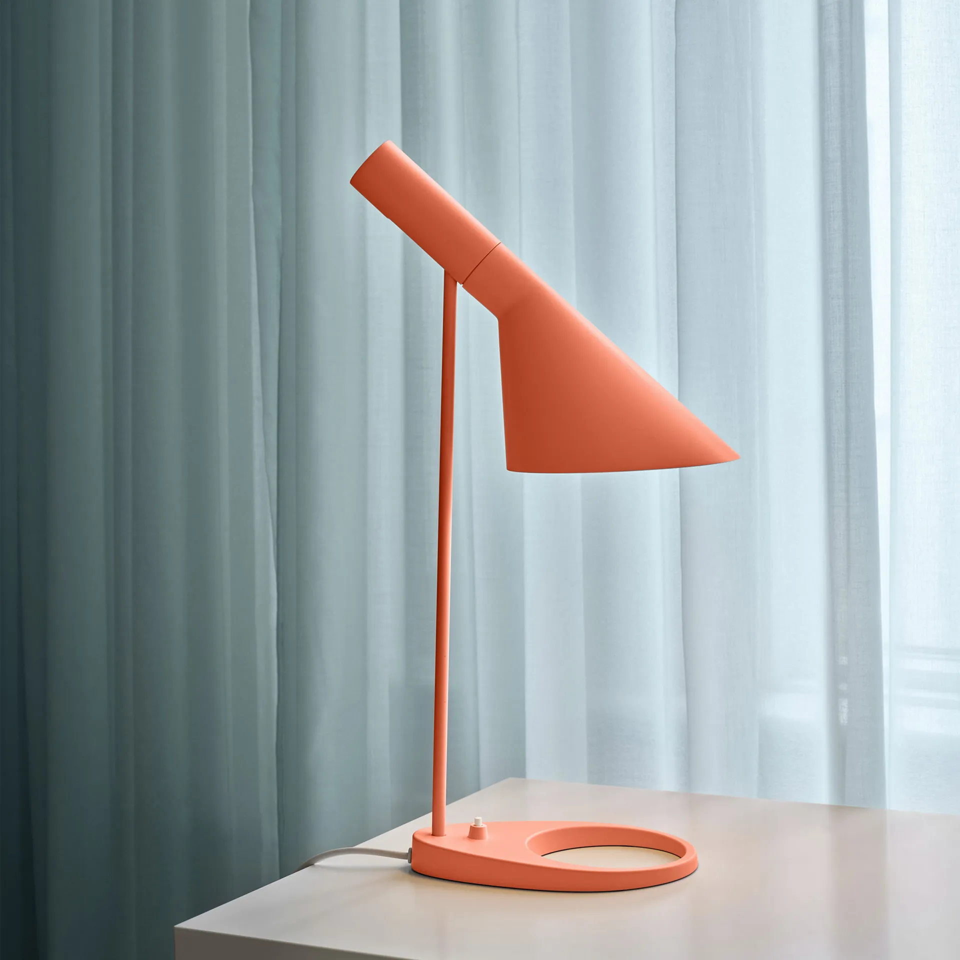 AJ MINI επιτραπέζιο φωτιστικό, Electric orange Louis Poulsen