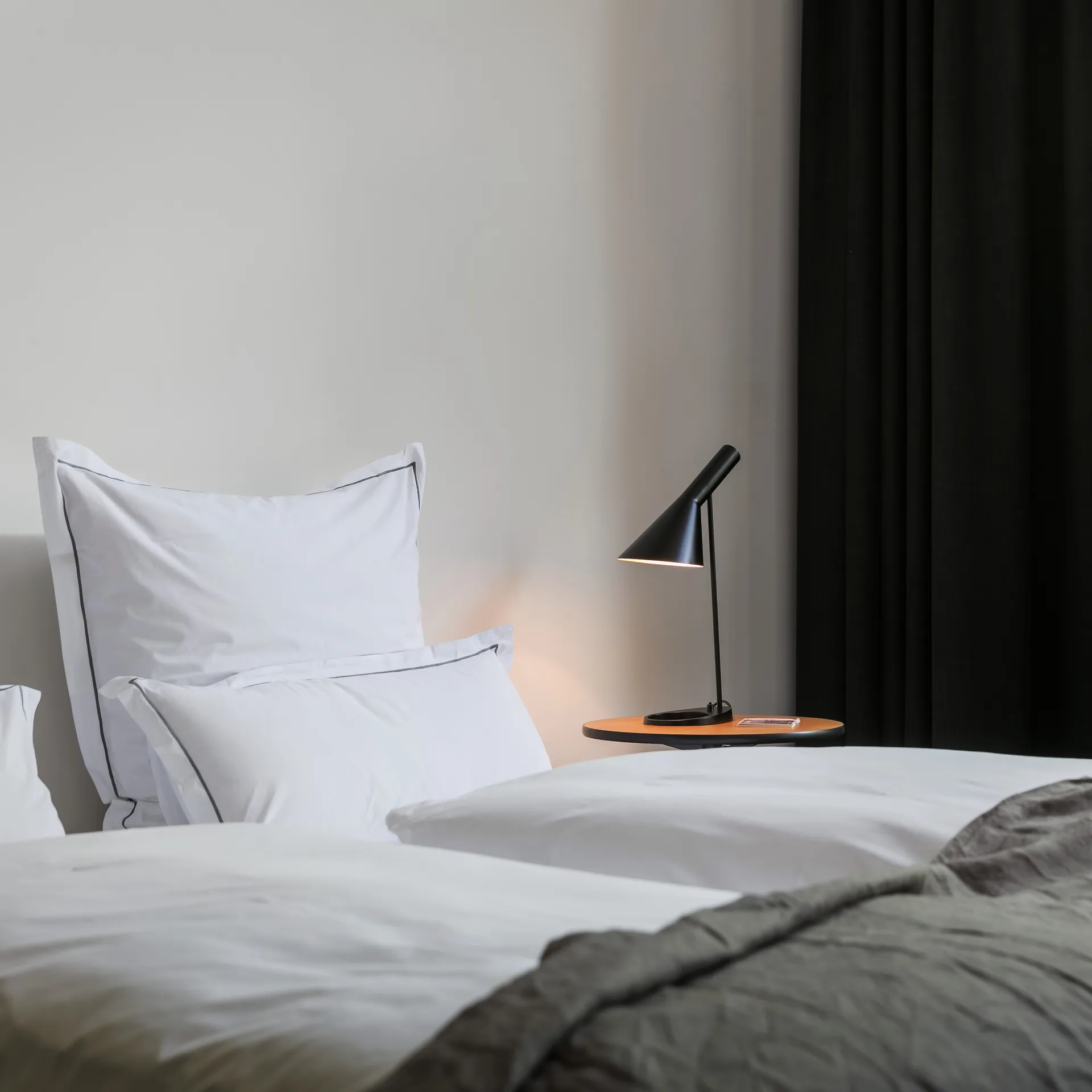 AJ επιτραπέζιο φωτιστικό, Μαύρο Louis Poulsen