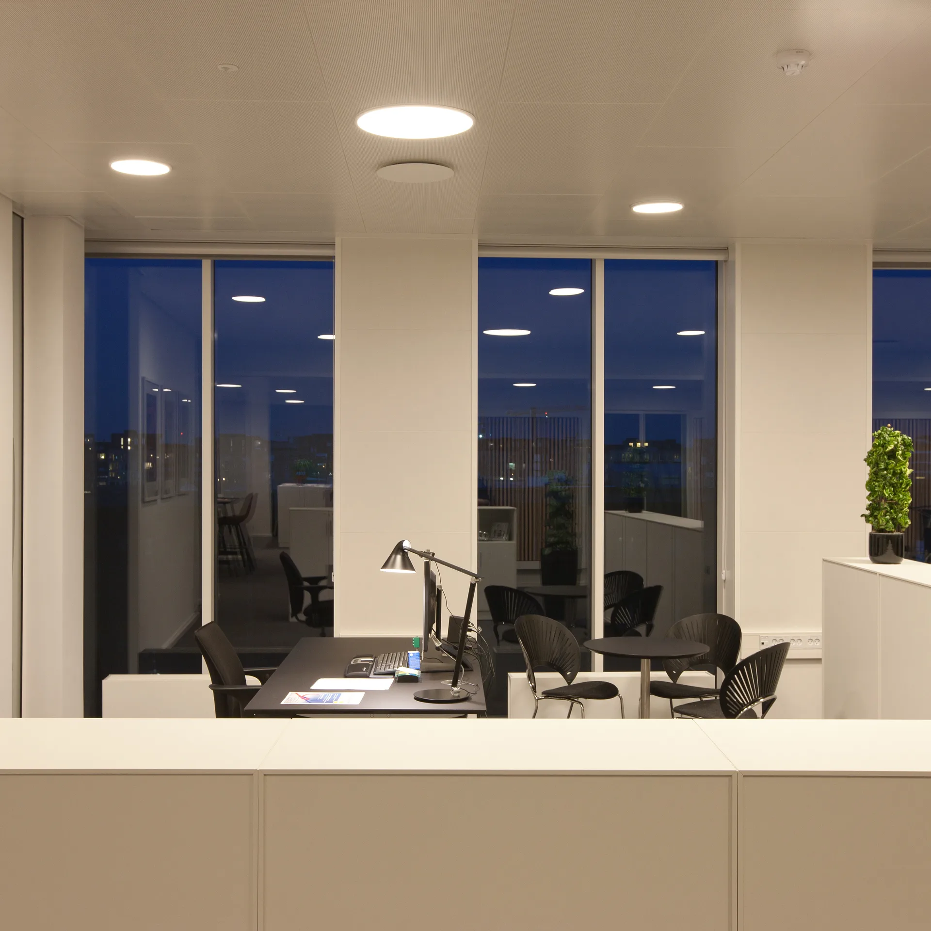 NJP επιτραπέζιο φωτιστικό, Μαύρο Louis Poulsen