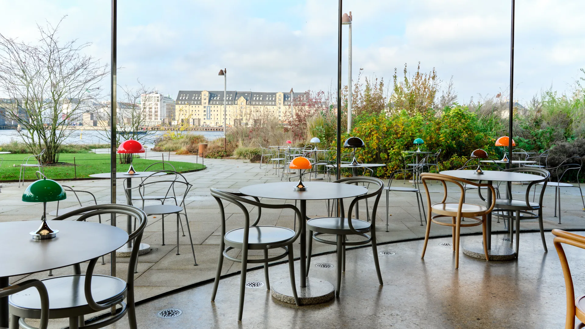 Panthella 160 Portable v3 επιτραπέζιο φωτιστικό, Original Opal Red Louis Poulsen