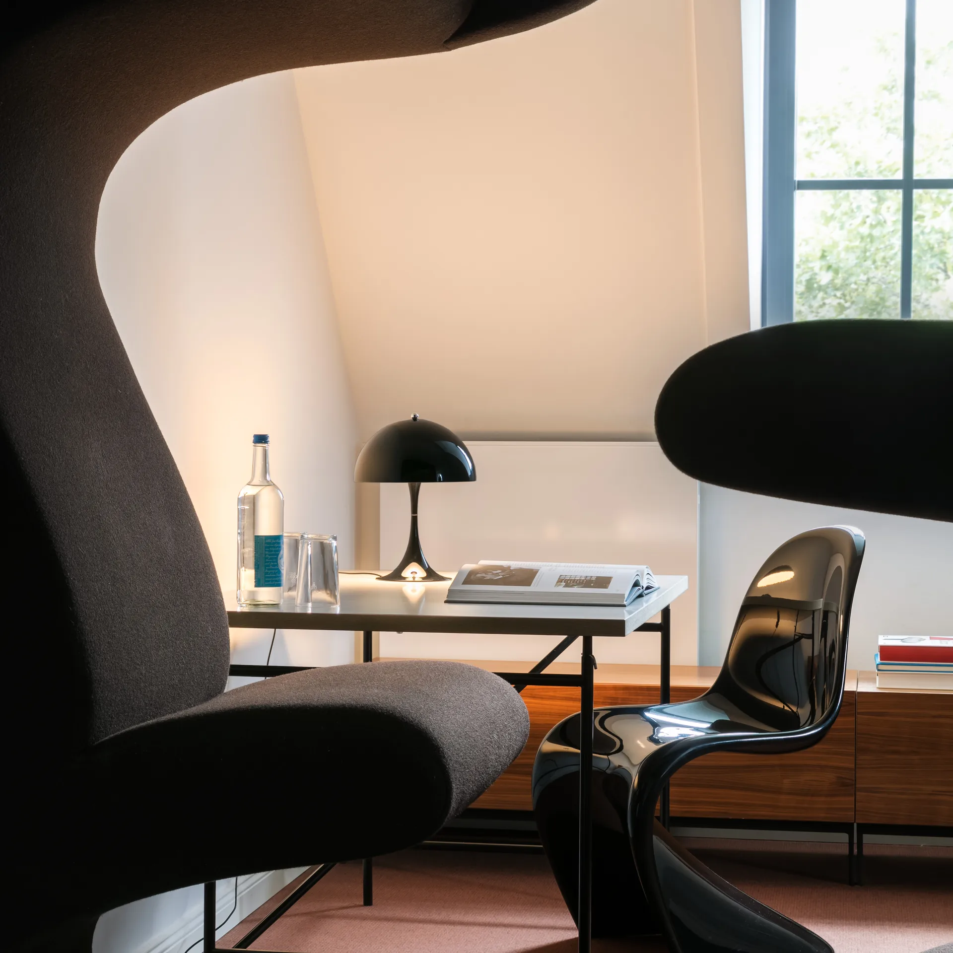 Φορητό επιτραπέζιο φωτιστικό Panthella 250, Μαύρο Louis Poulsen