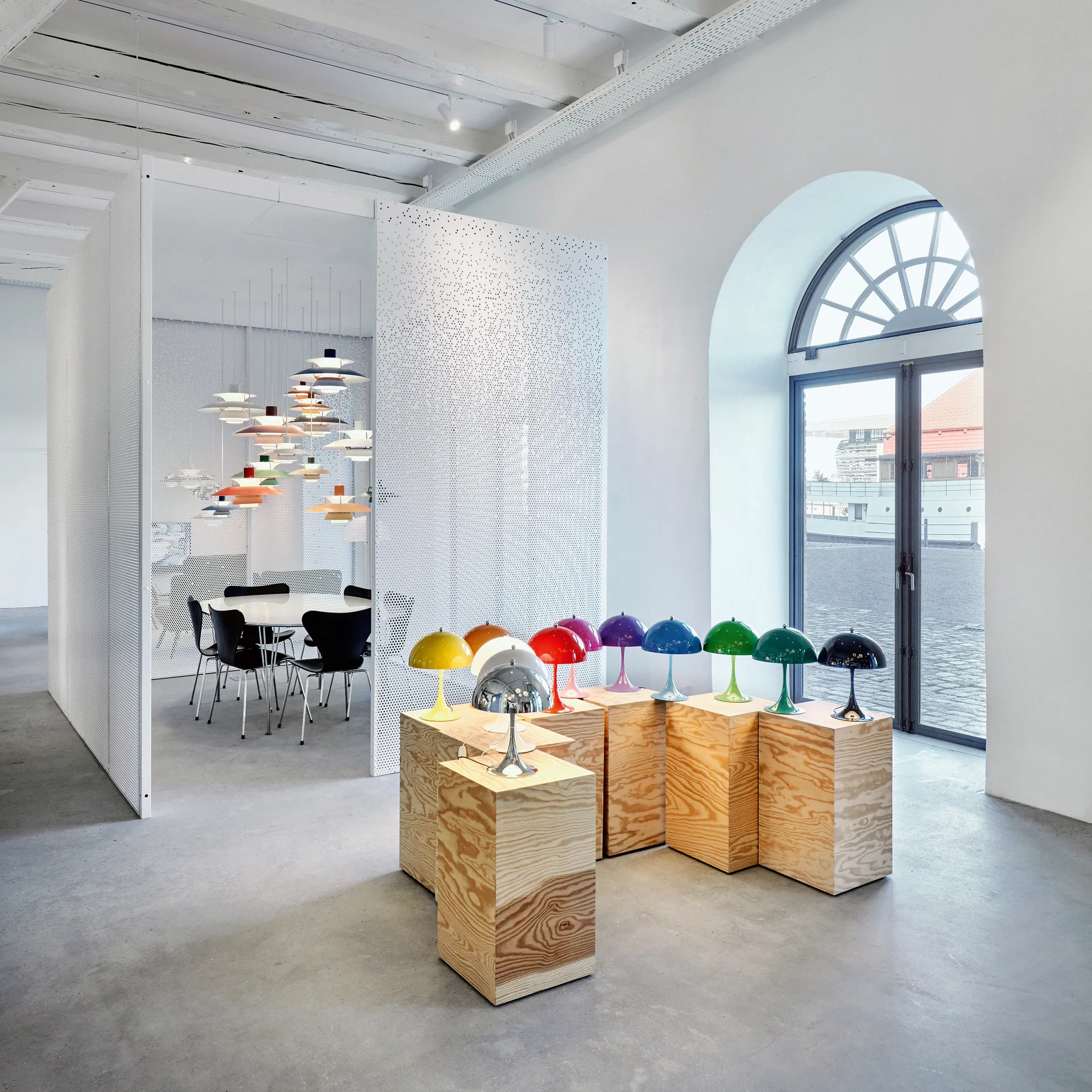 Φορητό επιτραπέζιο φωτιστικό Panthella 250, Μαύρο Louis Poulsen