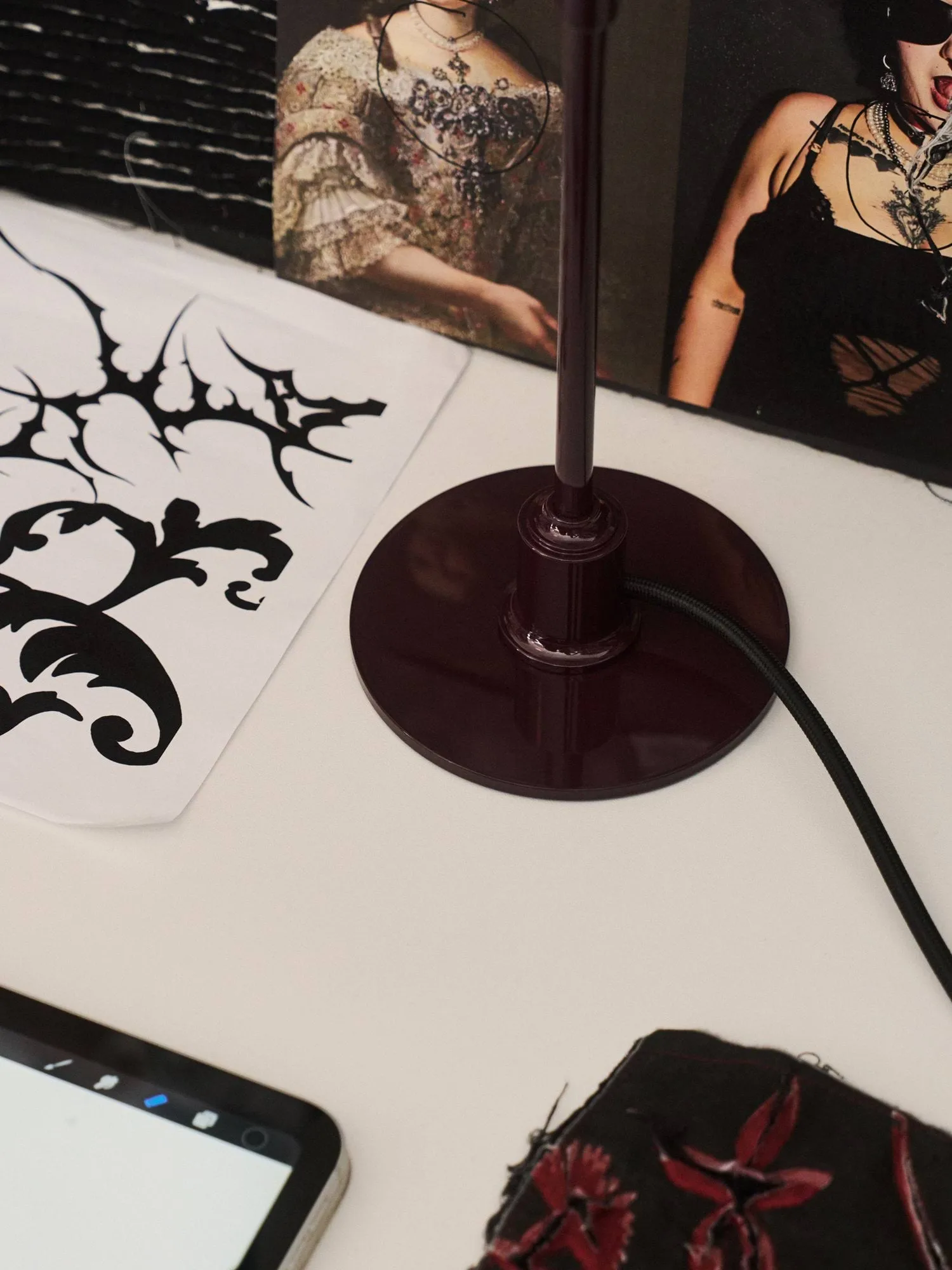 PH 2/1 επιτραπέζιο φωτιστικό, Glossy burgundy Louis Poulsen