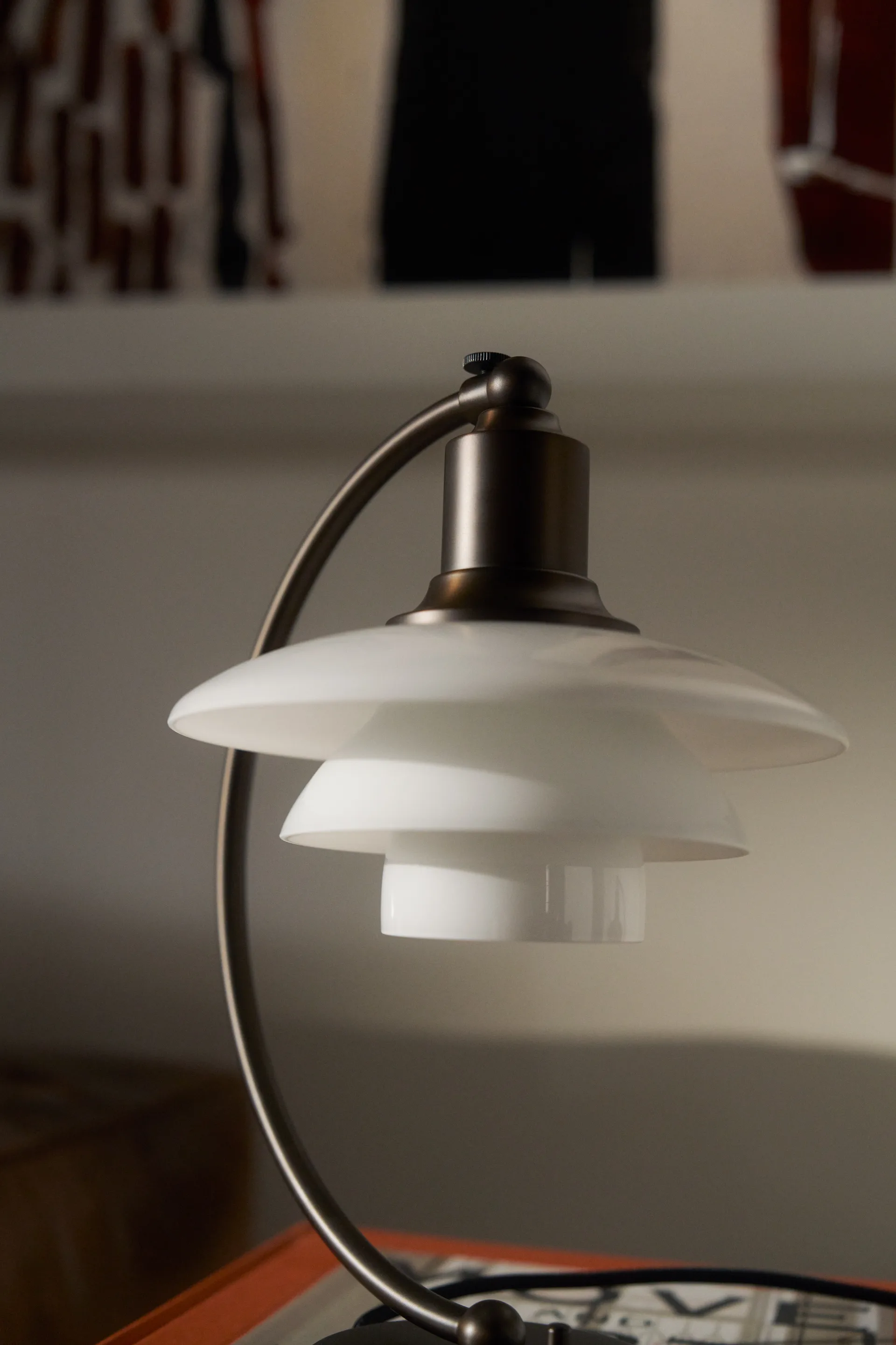PH 2/2 Luna, Aged brass-οπαλικό γυαλί Louis Poulsen