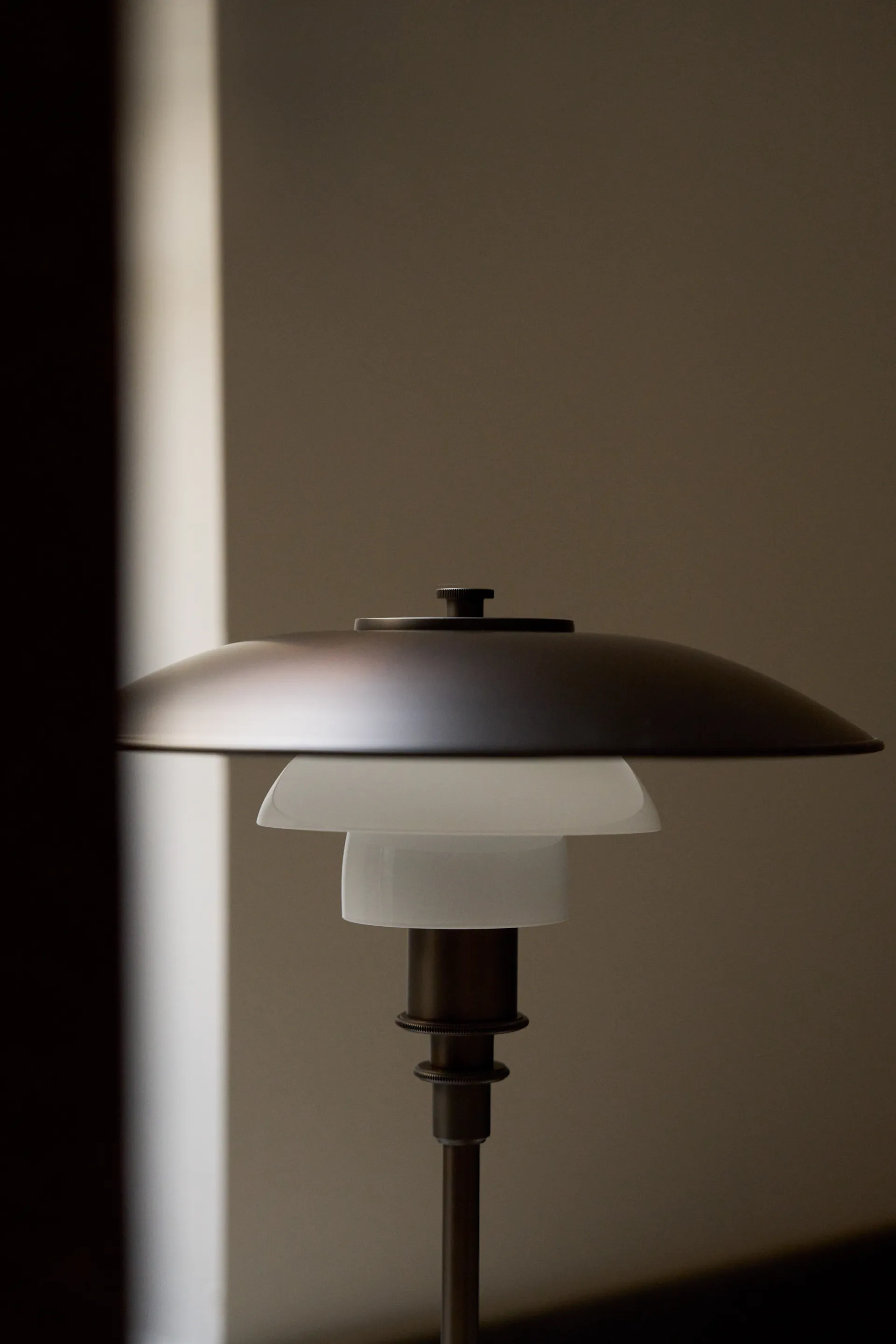 PH 3/2 Luna επιτραπέζιο φωτιστικό, Aged brass-Οπαλικό γυαλί Louis Poulsen