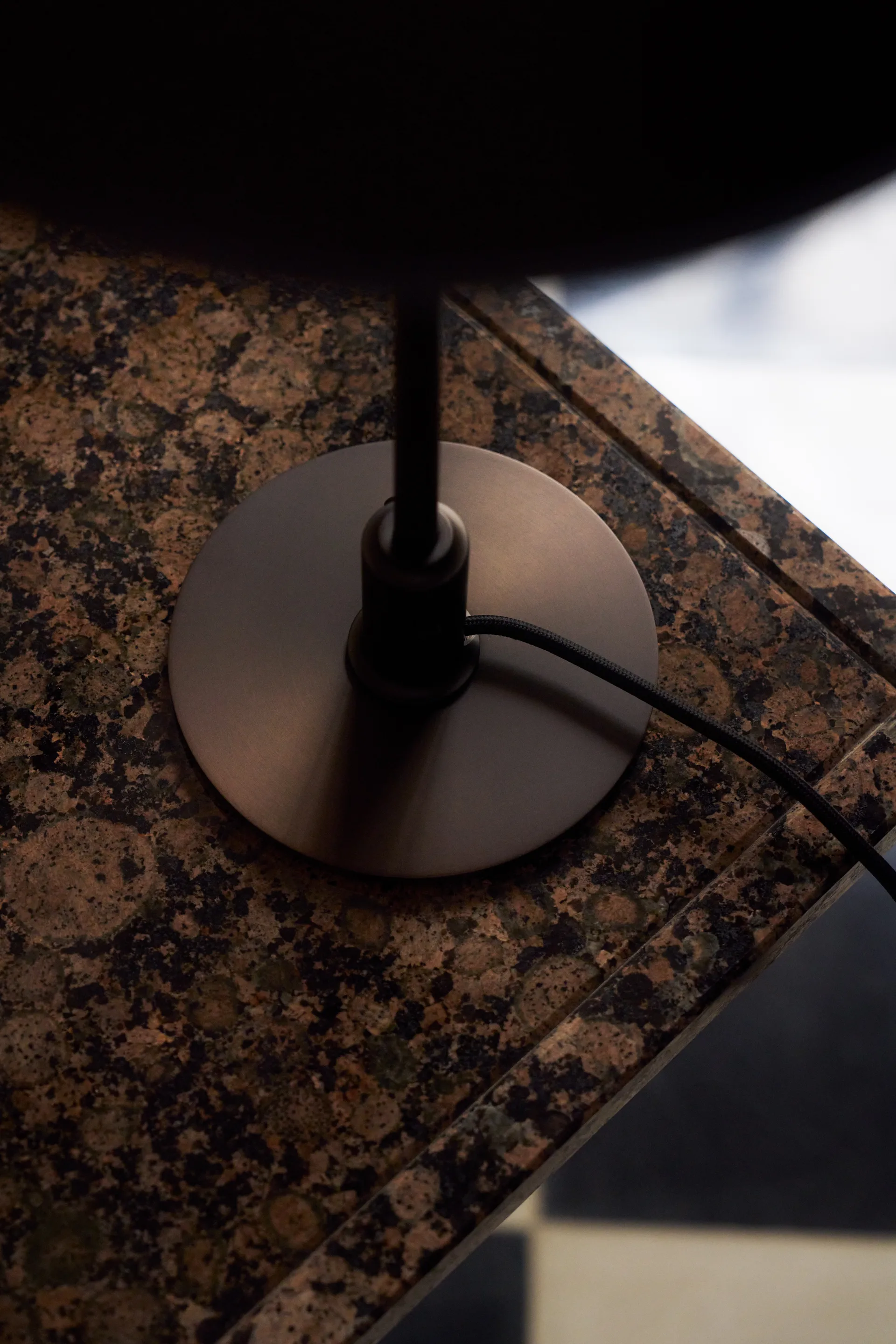 PH 3/2 Luna επιτραπέζιο φωτιστικό, Aged brass-Οπαλικό γυαλί Louis Poulsen