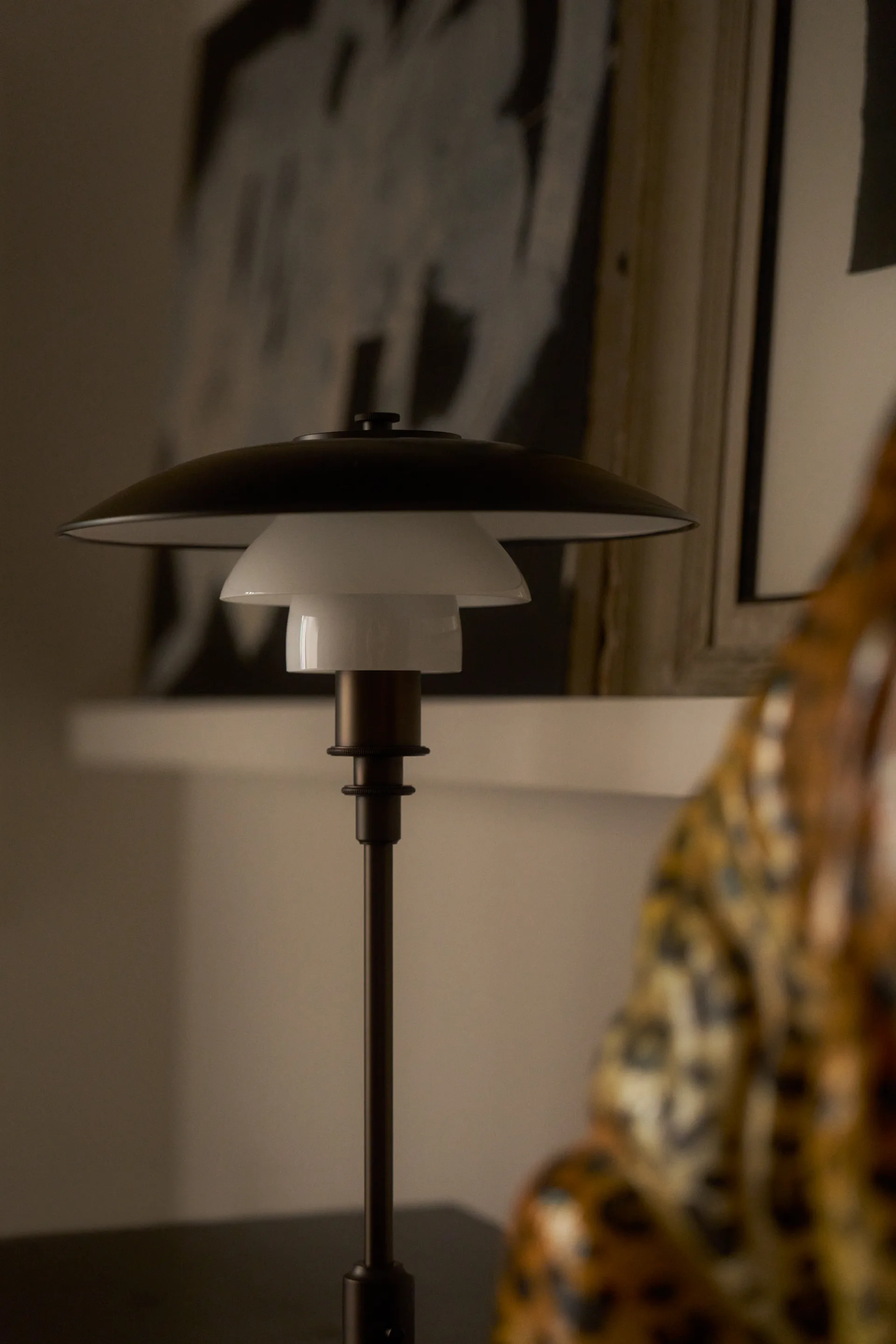 PH 3/2 Luna επιτραπέζιο φωτιστικό, Aged brass-Οπαλικό γυαλί Louis Poulsen