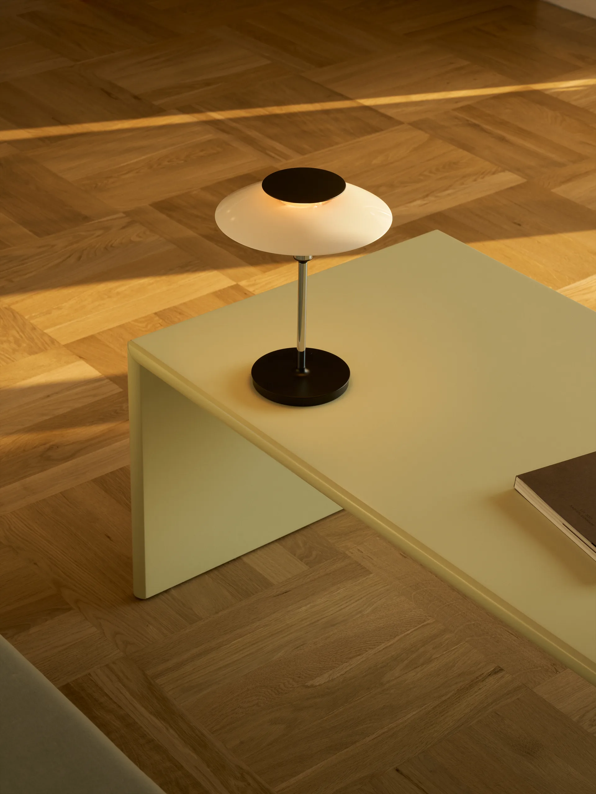 PH 80 φορητό επιτραπέζιο φωτιστικό, Λευκό οπάλ, επιχρωμιωμένο Louis Poulsen