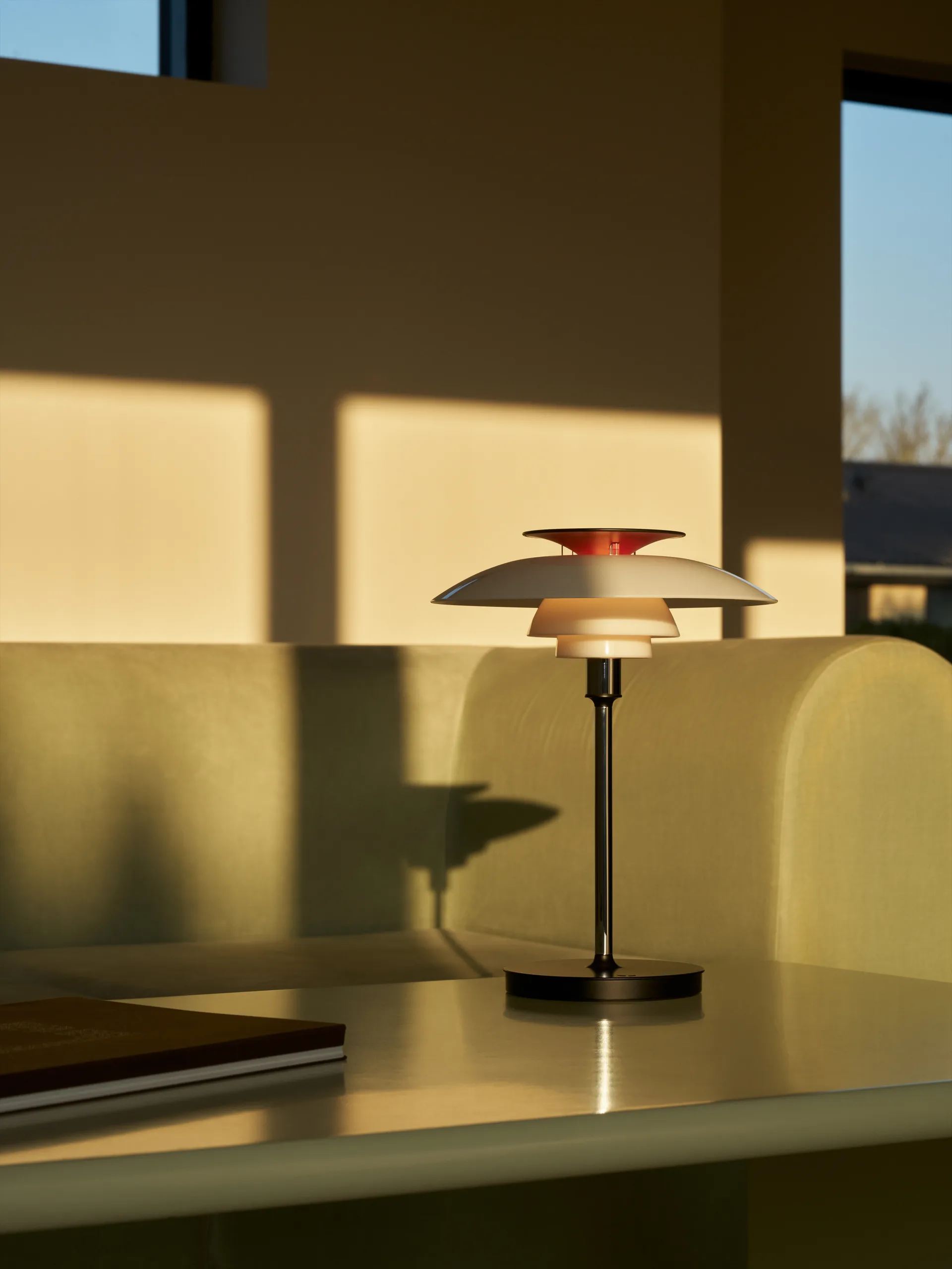 PH 80 φορητό επιτραπέζιο φωτιστικό, Λευκό οπάλ, επιχρωμιωμένο Louis Poulsen