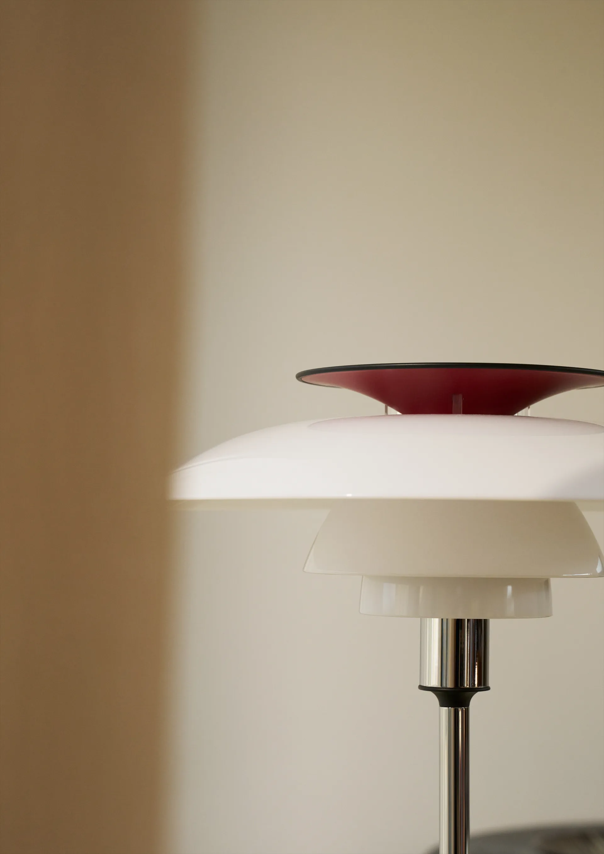 PH 80 επιτραπέζιο φωτιστικό, Λευκό οπάλ, επιχρωμιωμένο Louis Poulsen