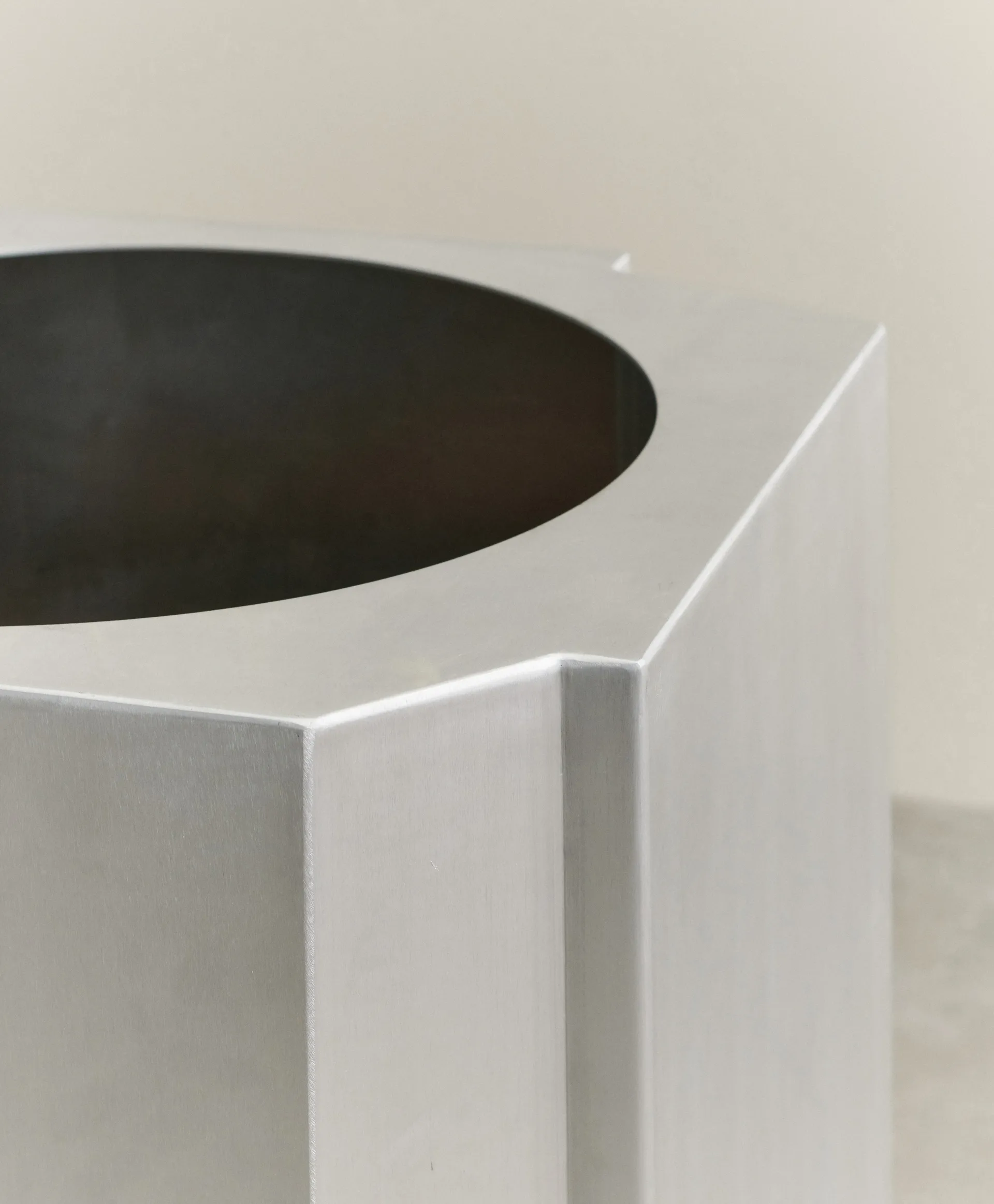 Γλάστρα Funki L 52 εκ., Brushed Aluminium Louise Roe