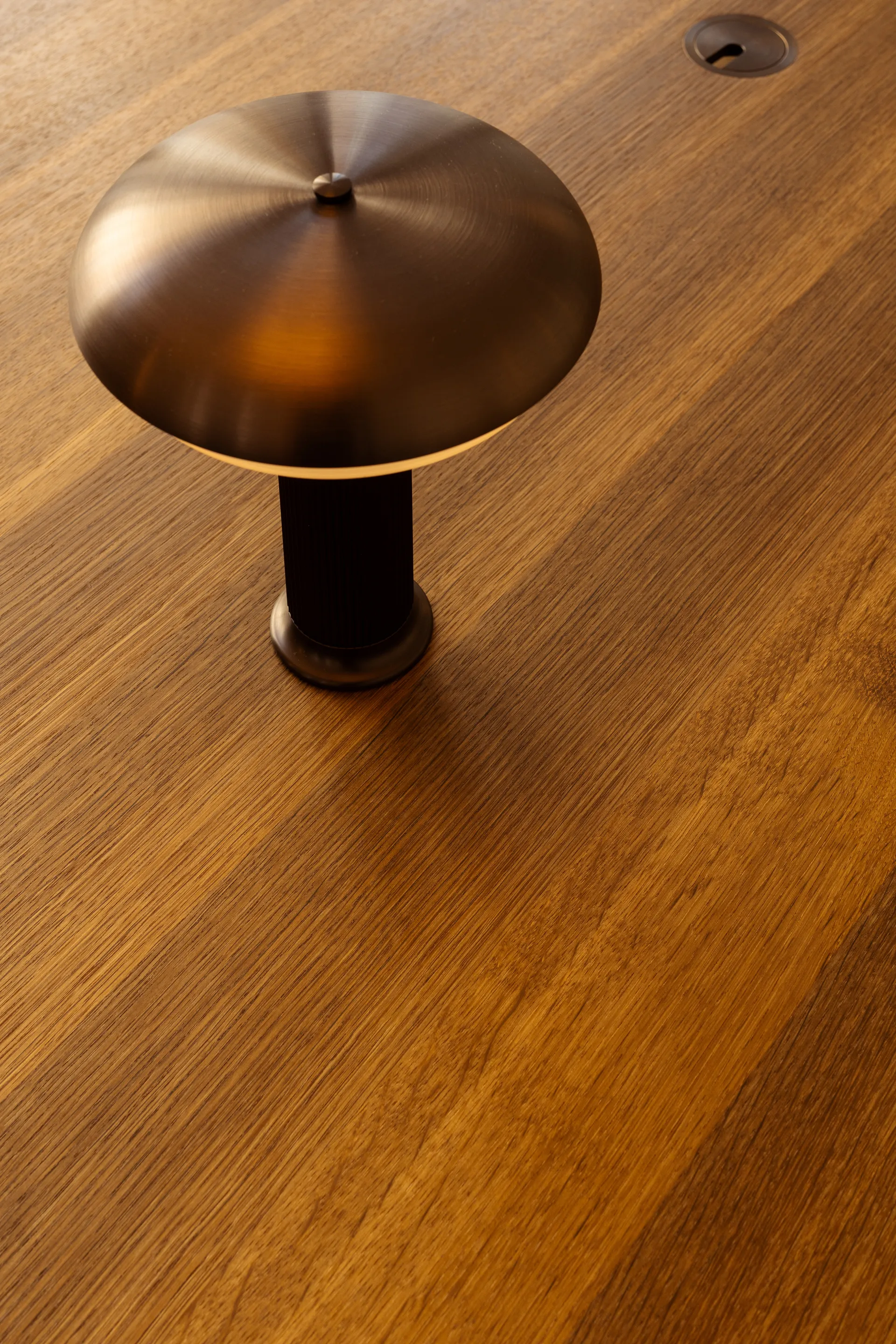 Noote επιτραπέζιο φωτιστικό φορητό, Μπρονζέ LYFA