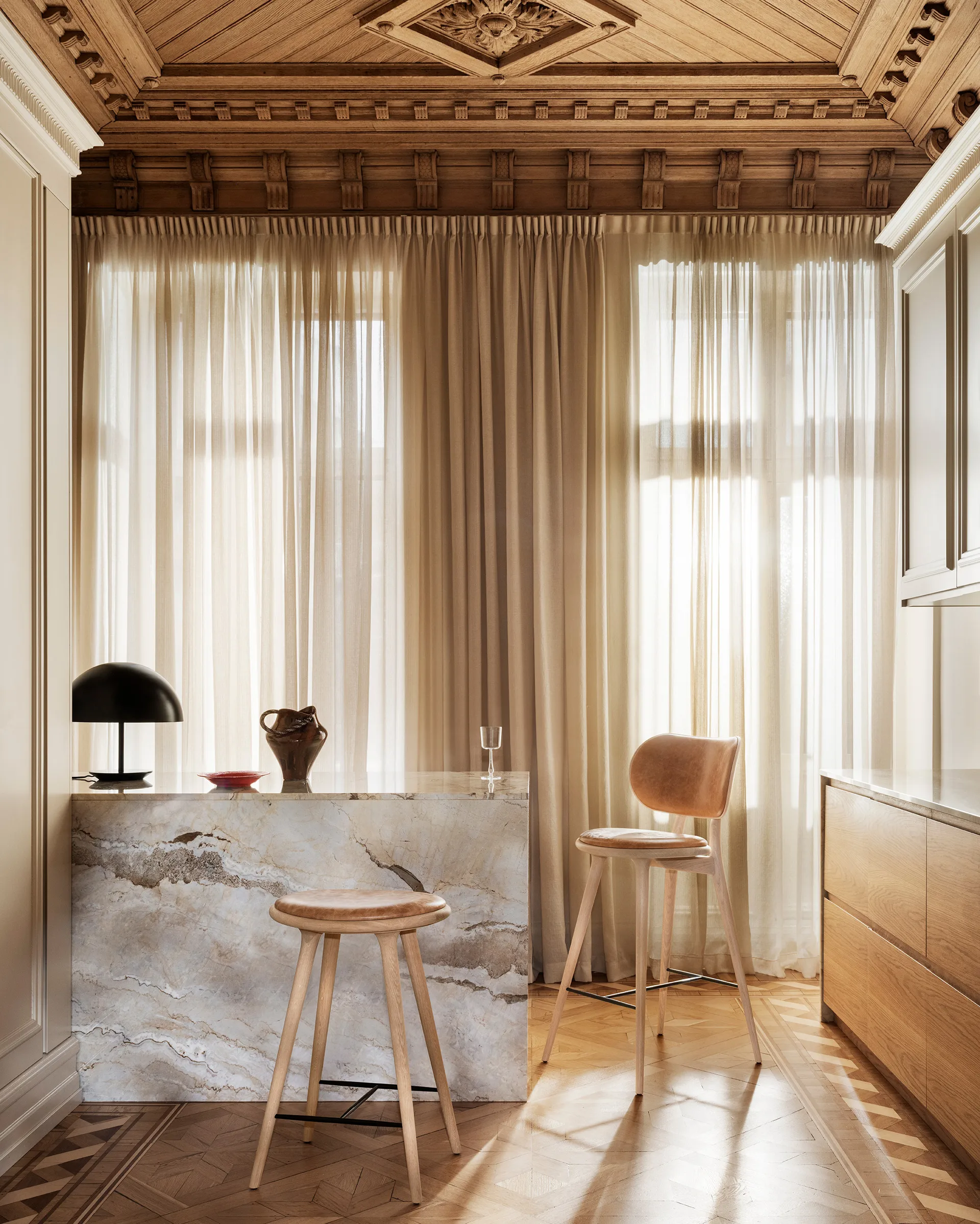 Χαμηλό σκαμπό μπαρ με πλάτη, της Mater, φυσικό δέρμα, ματ λουστραρισμένη βάση από δρυ Mater