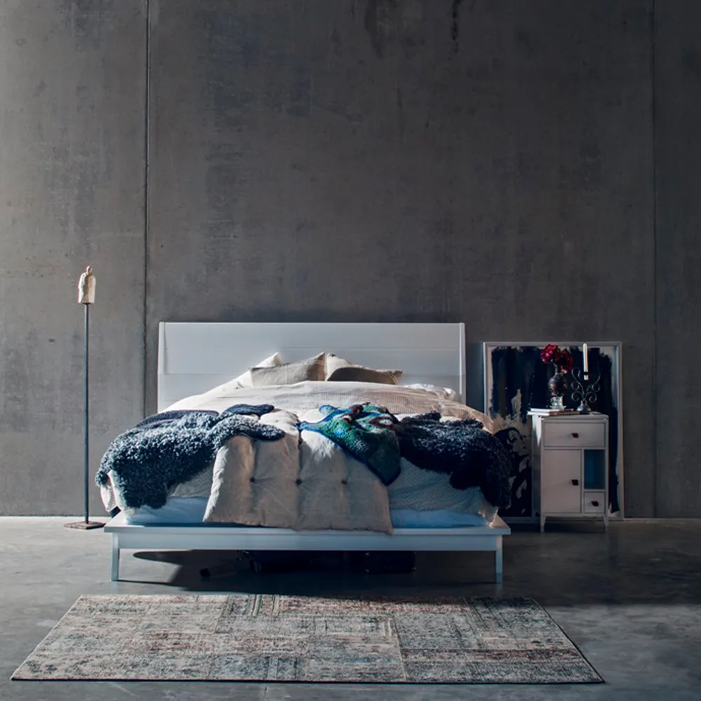 Abisko κομοδίνο χαμηλό με πόδια, Λευκό, επιφάνεια σκυροδέματος, λαβές καφέ δέρμα ελάφου Mavis