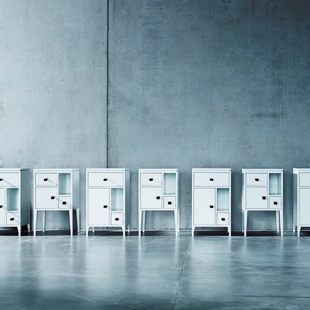 Abisko κομοδίνο με ψηλά πόδια, Λευκό, επιφάνεια σκυροδέματος, λαβές καφέ δέρμα ελάφου Mavis