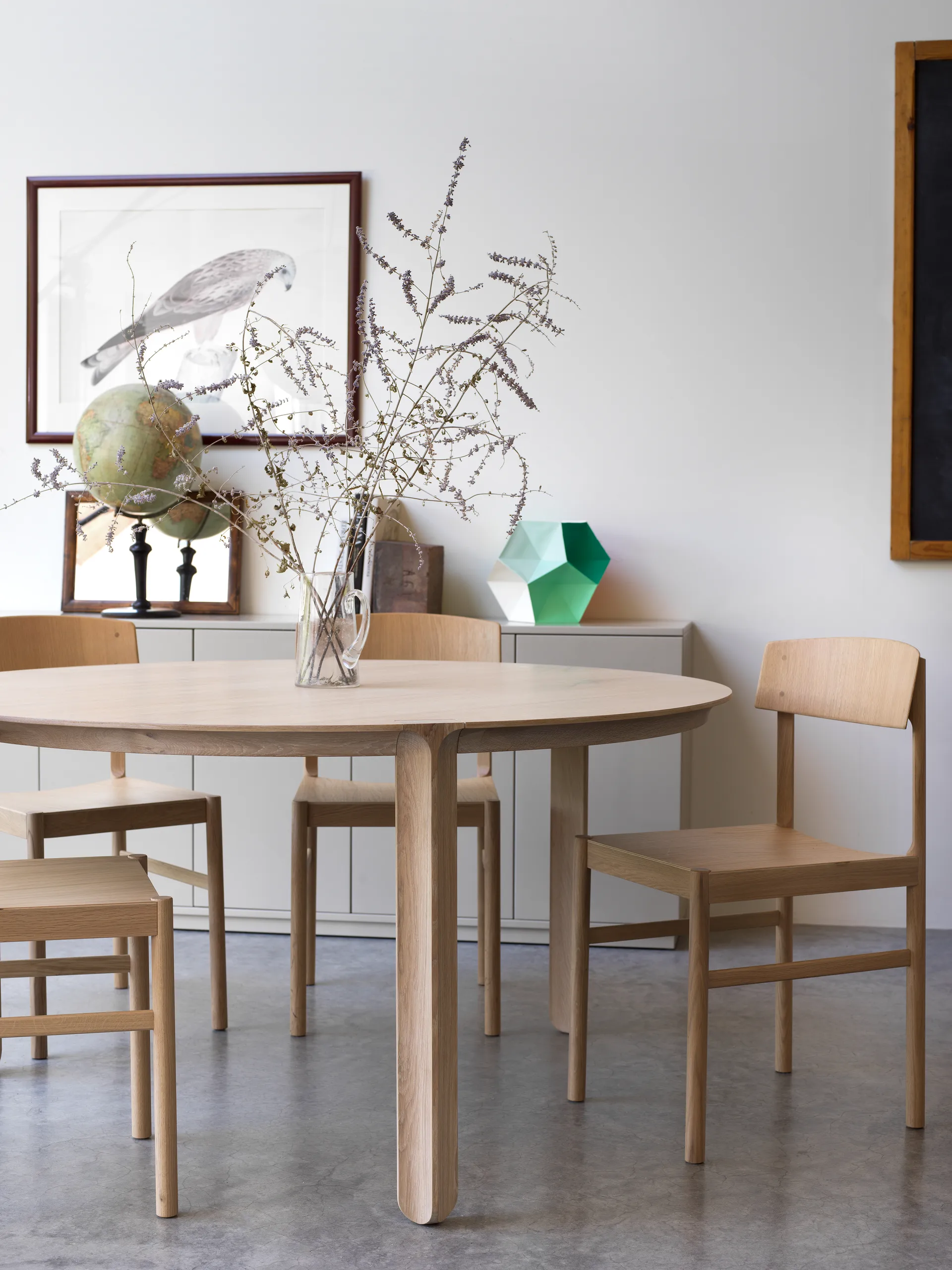 Amor τραπεζαρία στρογγυλή, δρυς λευκή πιγμέντο, σκληρό κερί-λάδι Mavis