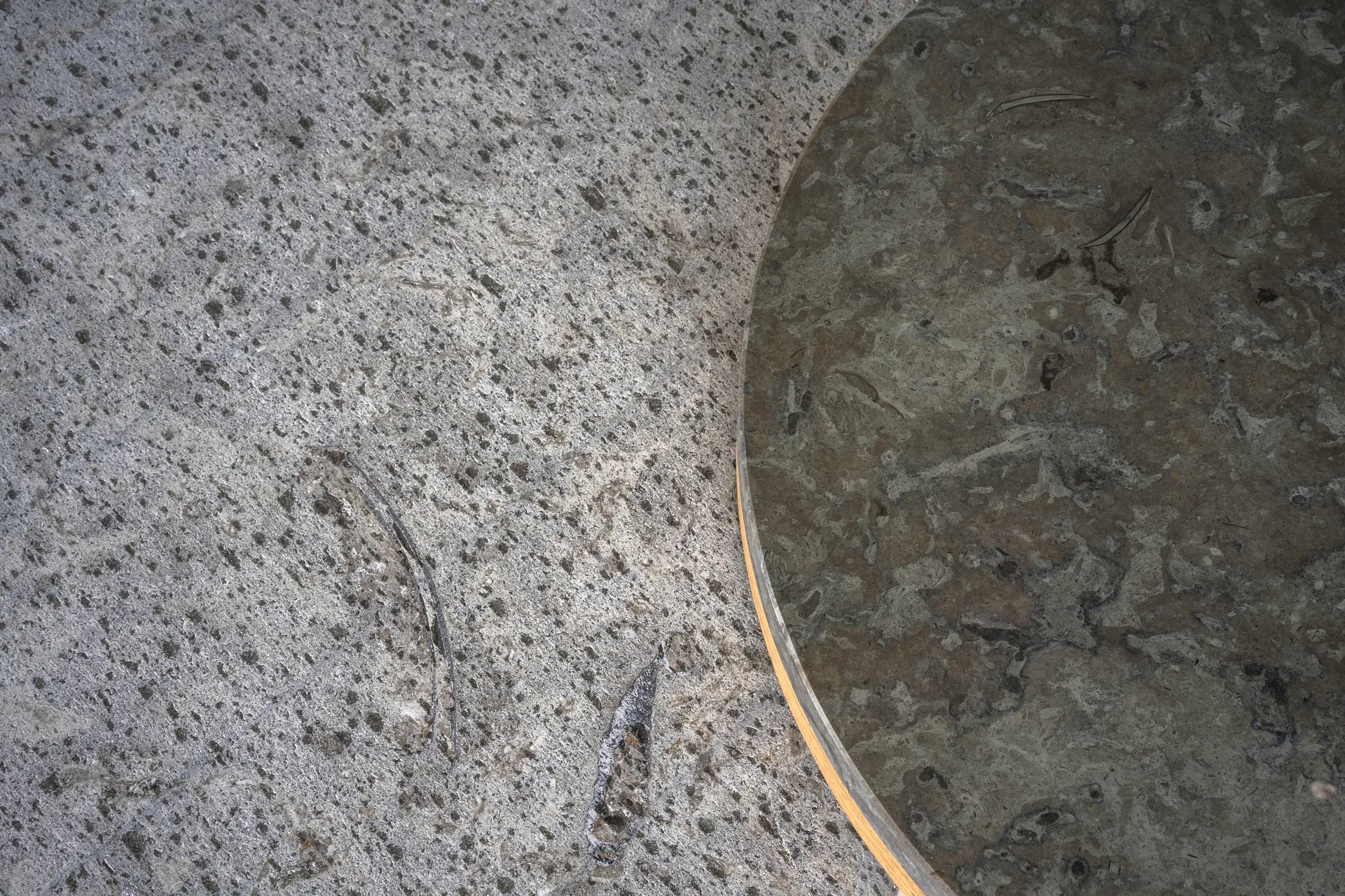 Dondo τραπεζάκι σαλονιού λευκά επιχρισμένη δρυς Ø80 cm, Επεξεργασμένος ασβεστόλιθος Mavis