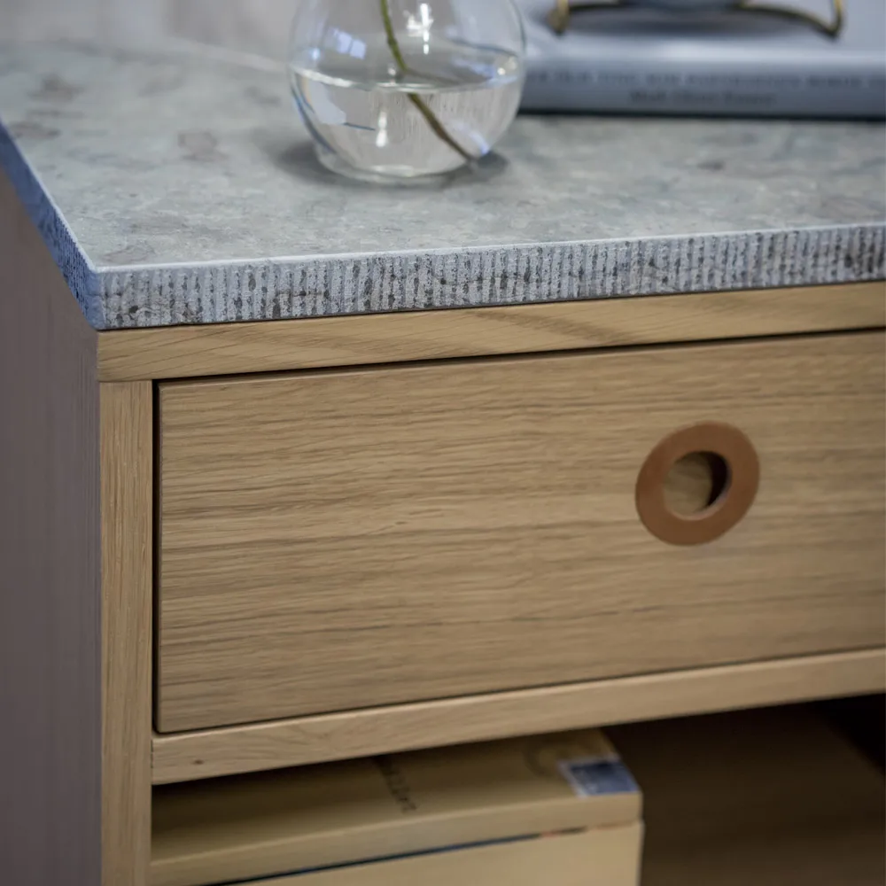 Κομοδίνο Höllviken, Ανοιχτό γκρι – λευκή μαρμάρινη επιφάνεια – 1 συρτάρι Mavis