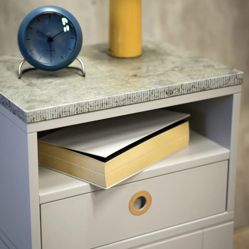 Κομοδίνο Höllviken με ψηλά πόδια, Ανοιχτό γκρι Mavis