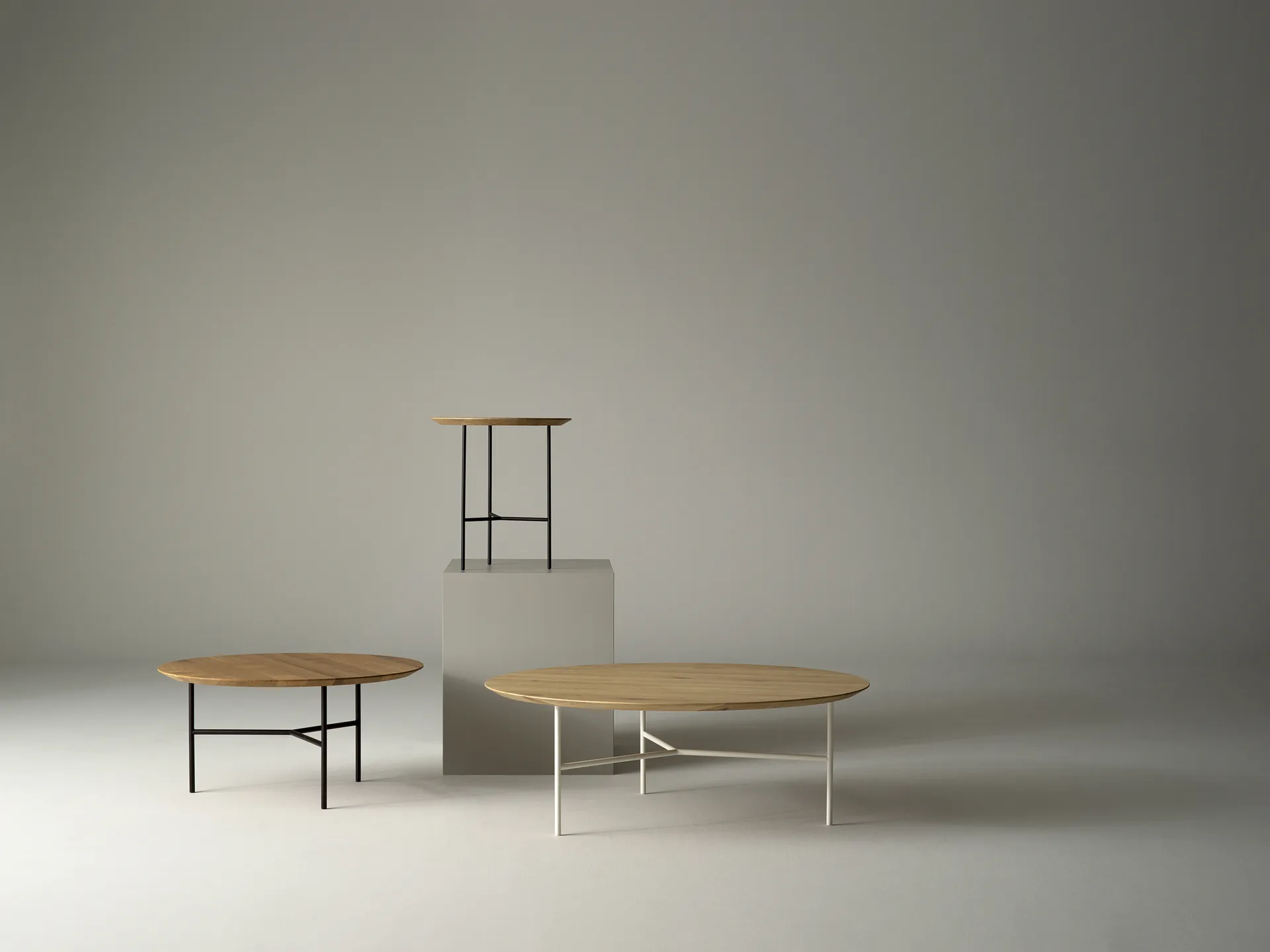 Tribeca πλευρικό τραπέζι, Δρυς λουστραρισμένη, σατινέ χρωμιωμένα πόδια, ø47 εκ. Mavis