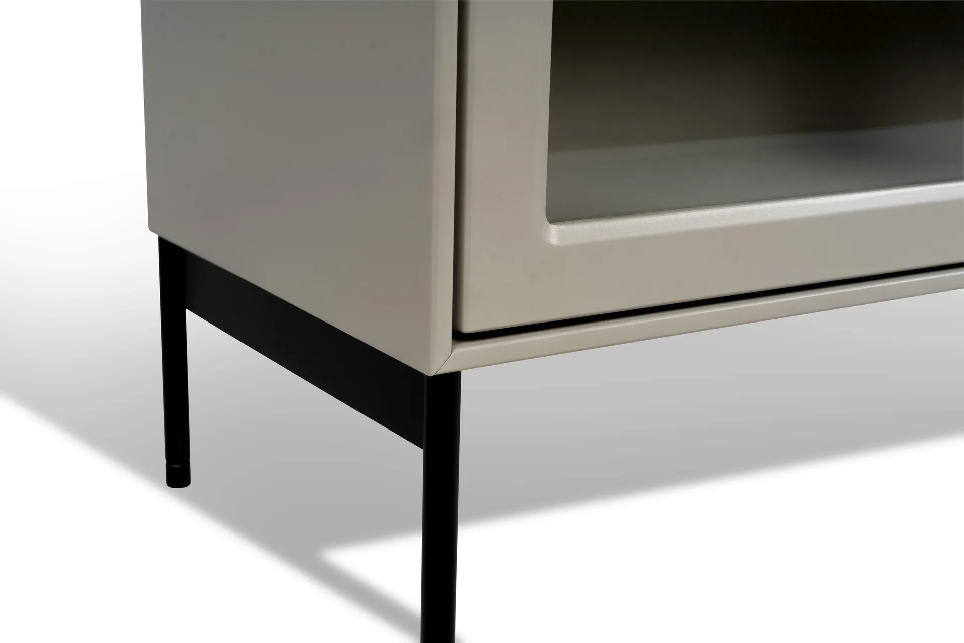 Volt βιτρίνα 130 cm beige, Λεπτομέρειες σε μαύρο Mavis