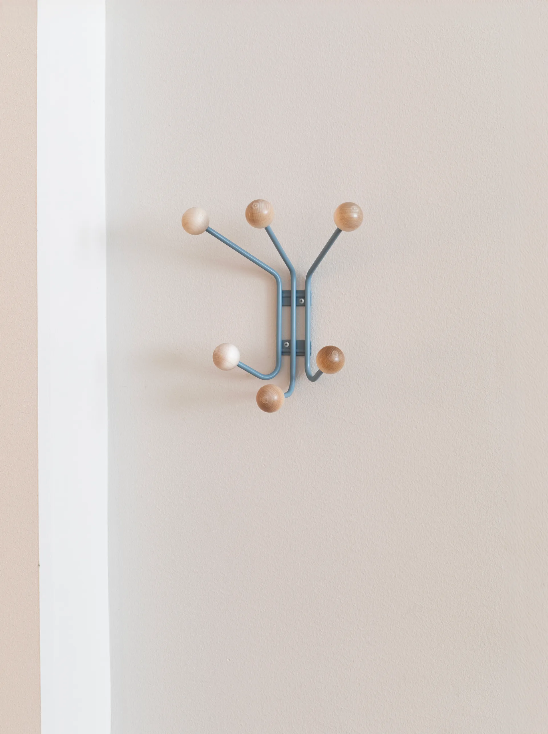 Bill XS κρεμάστρα, Pigeon blue Maze