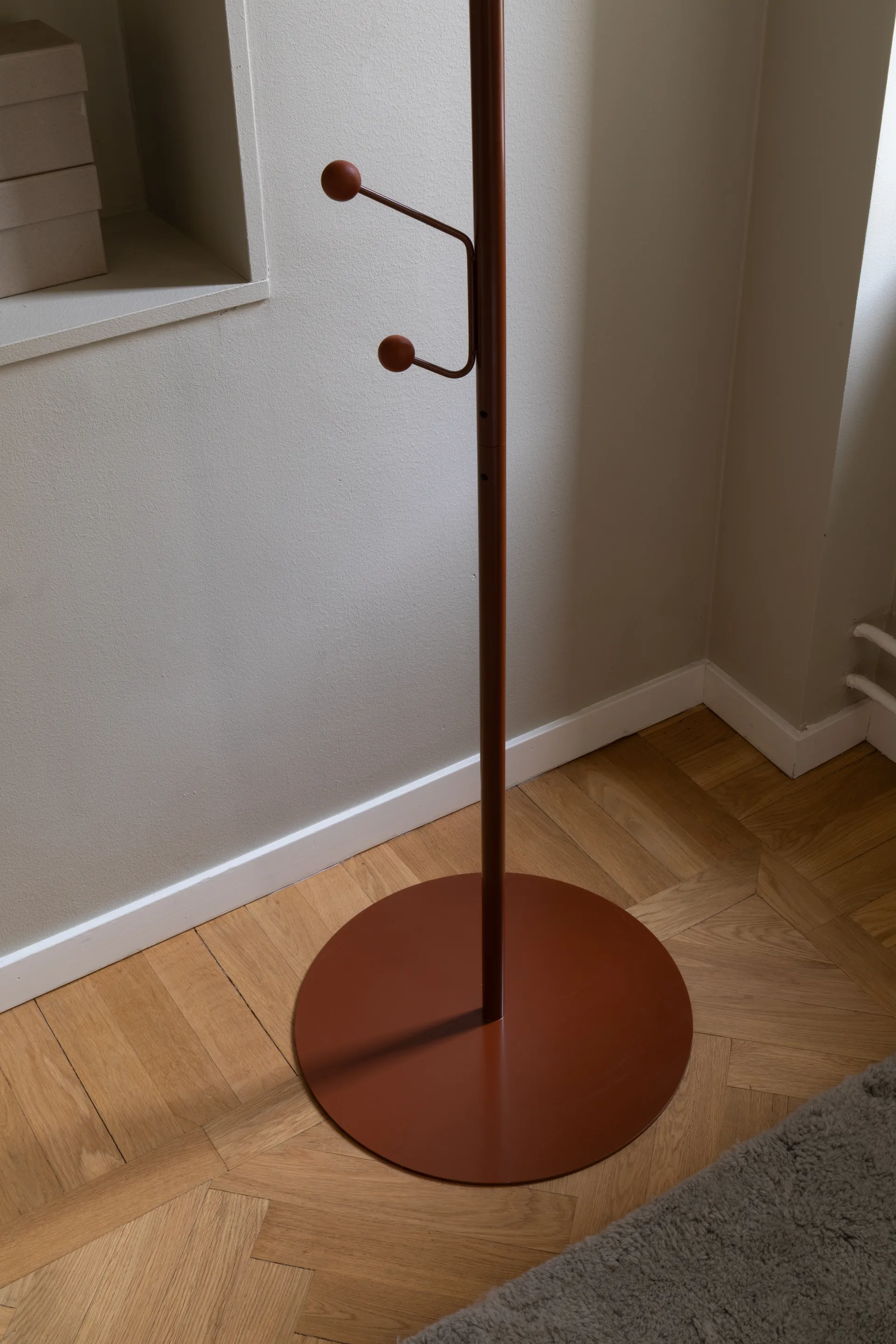 Κρεμάστρα ρούχων δαπέδου Bill, Κανέλα Maze