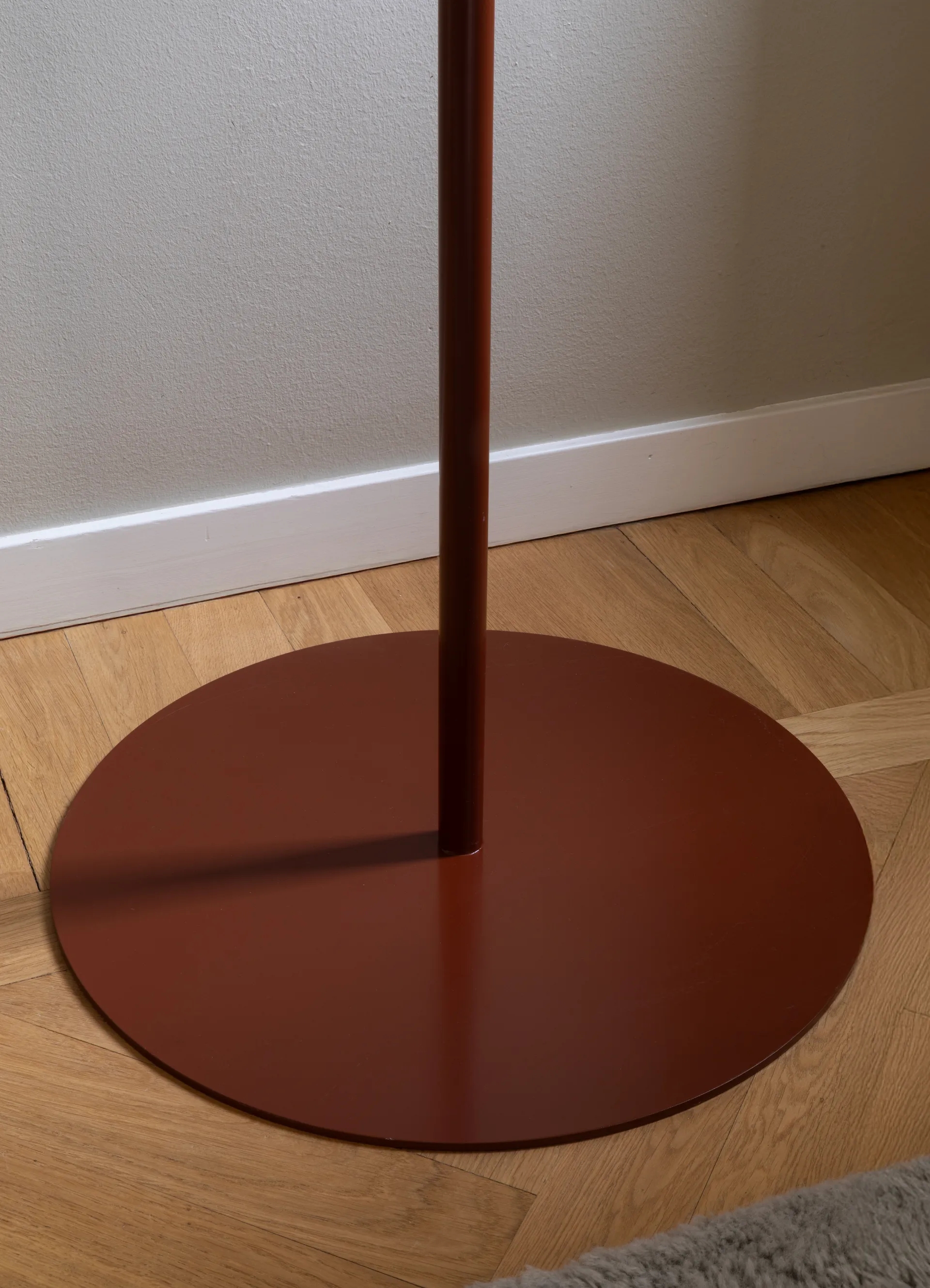 Κρεμάστρα ρούχων δαπέδου Bill, Κανέλα Maze