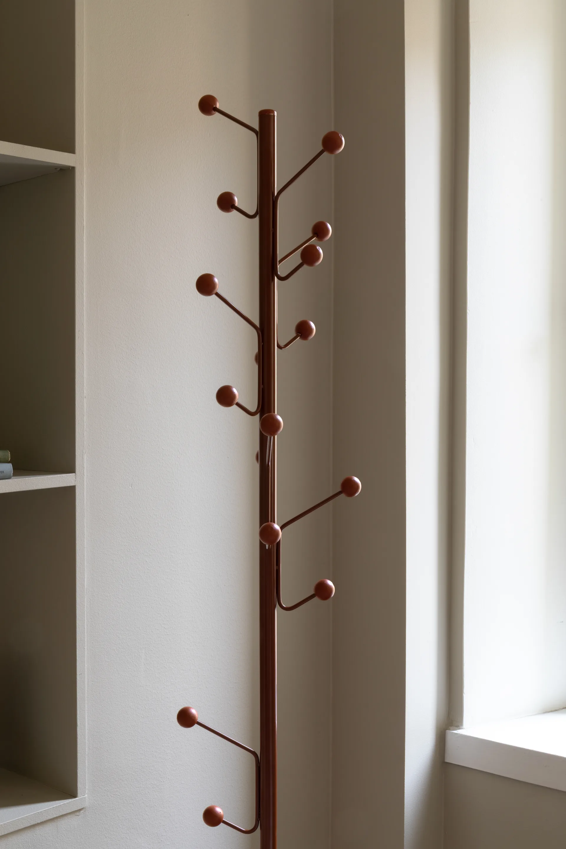 Κρεμάστρα ρούχων δαπέδου Bill, Κανέλα Maze