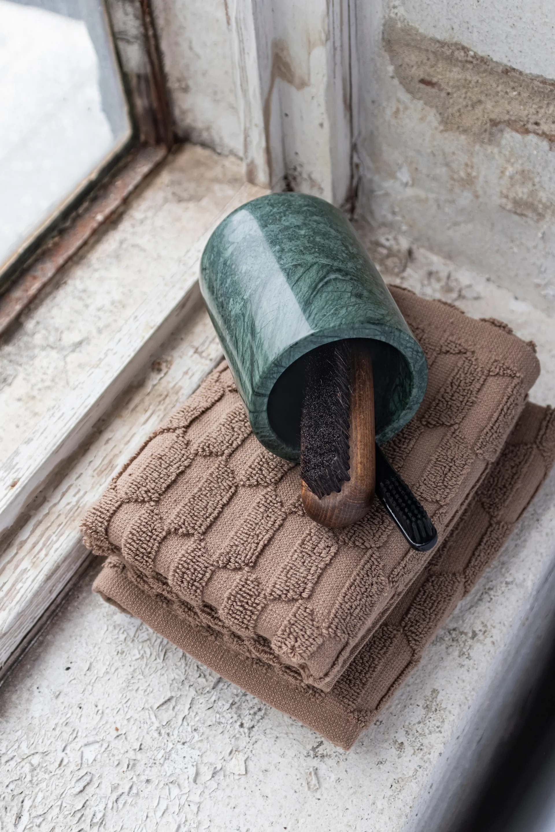Μαρμάρινο ποτήρι για οδοντόβουρτσες 10 εκ, Dark forest Mette Ditmer