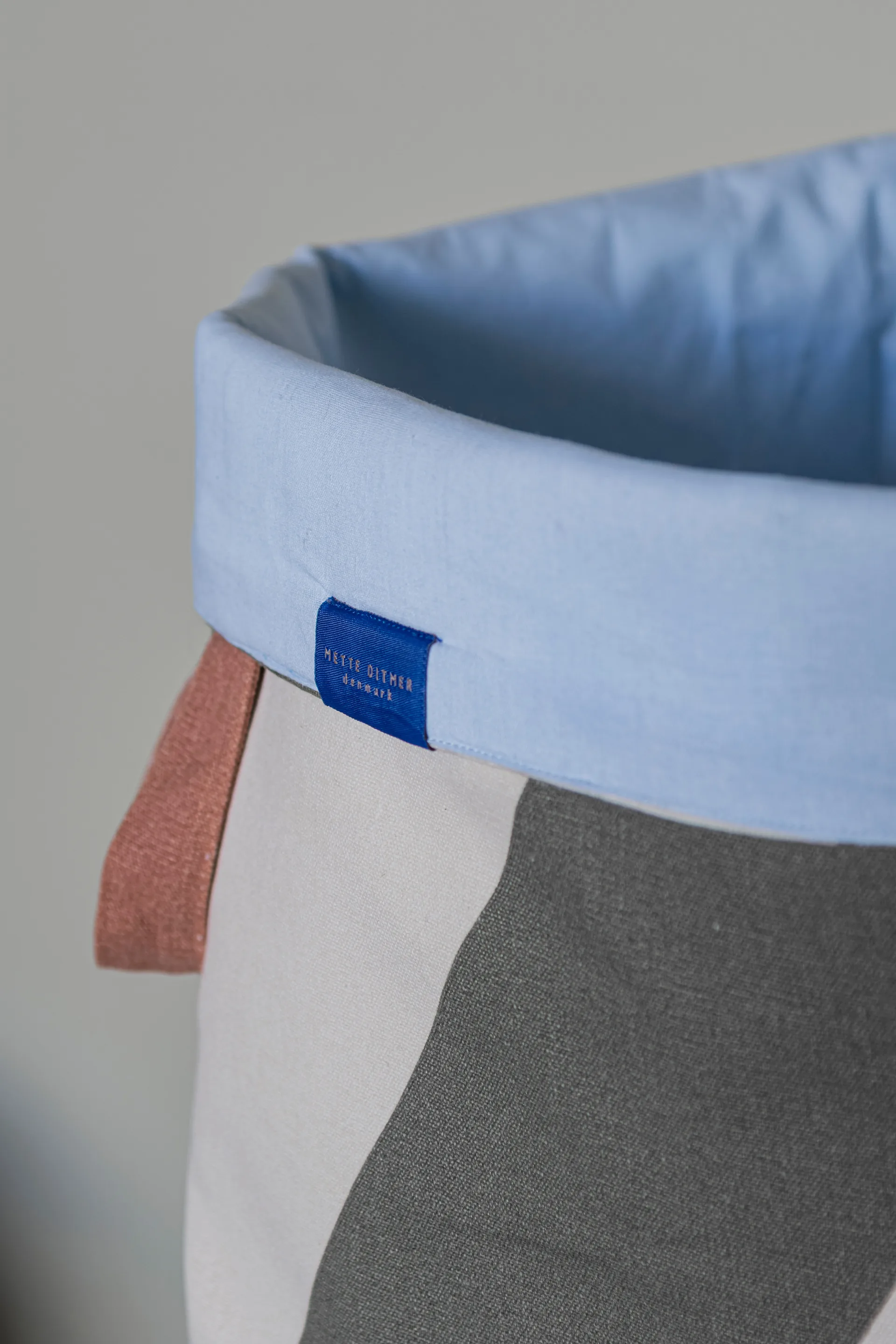 Διαγώνιο καλάθι για ρούχα Ø40x50 cm, Σκούρο ελιά-άμμος Mette Ditmer