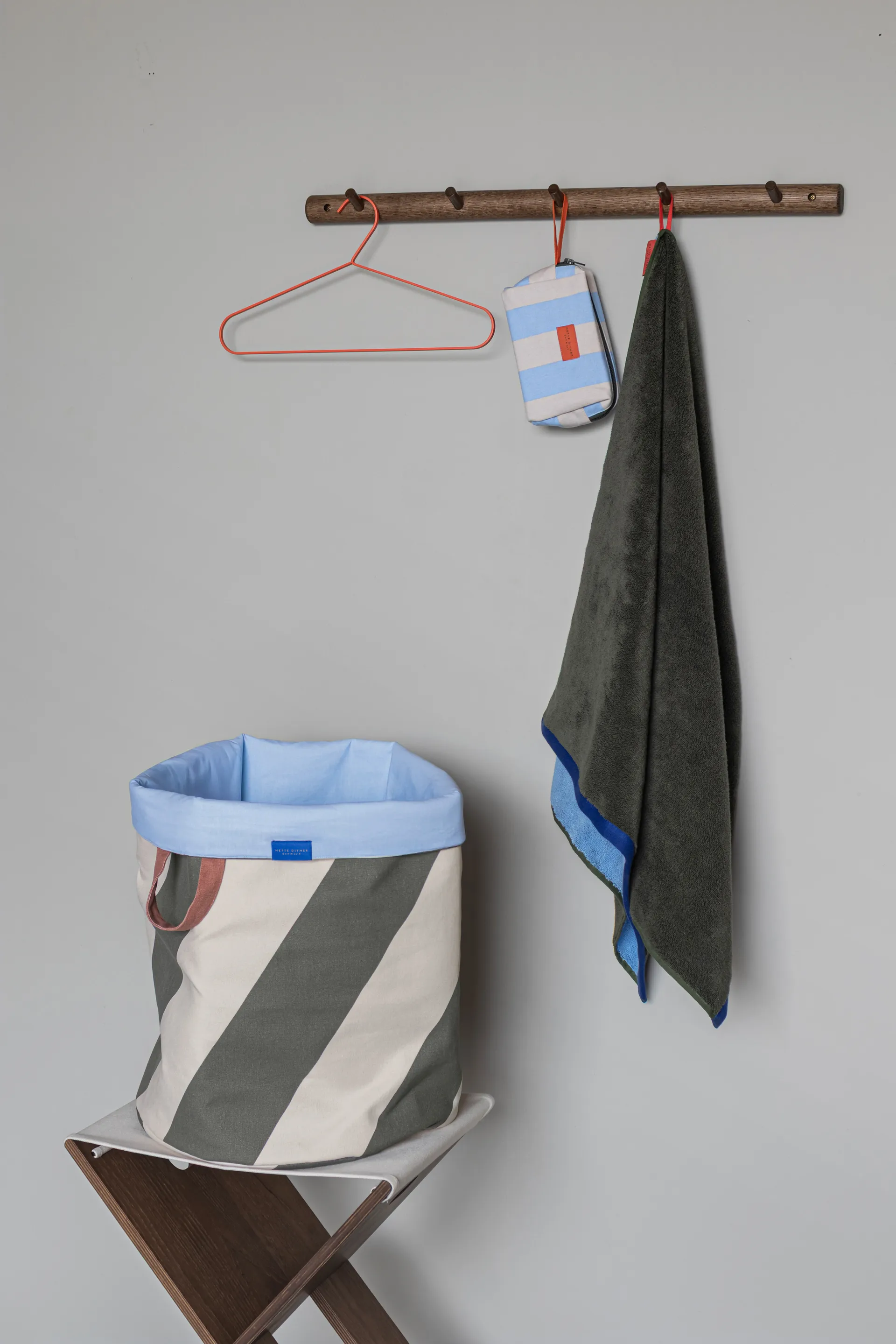 Διαγώνιο καλάθι για ρούχα Ø40x50 cm, Σκούρο ελιά-άμμος Mette Ditmer