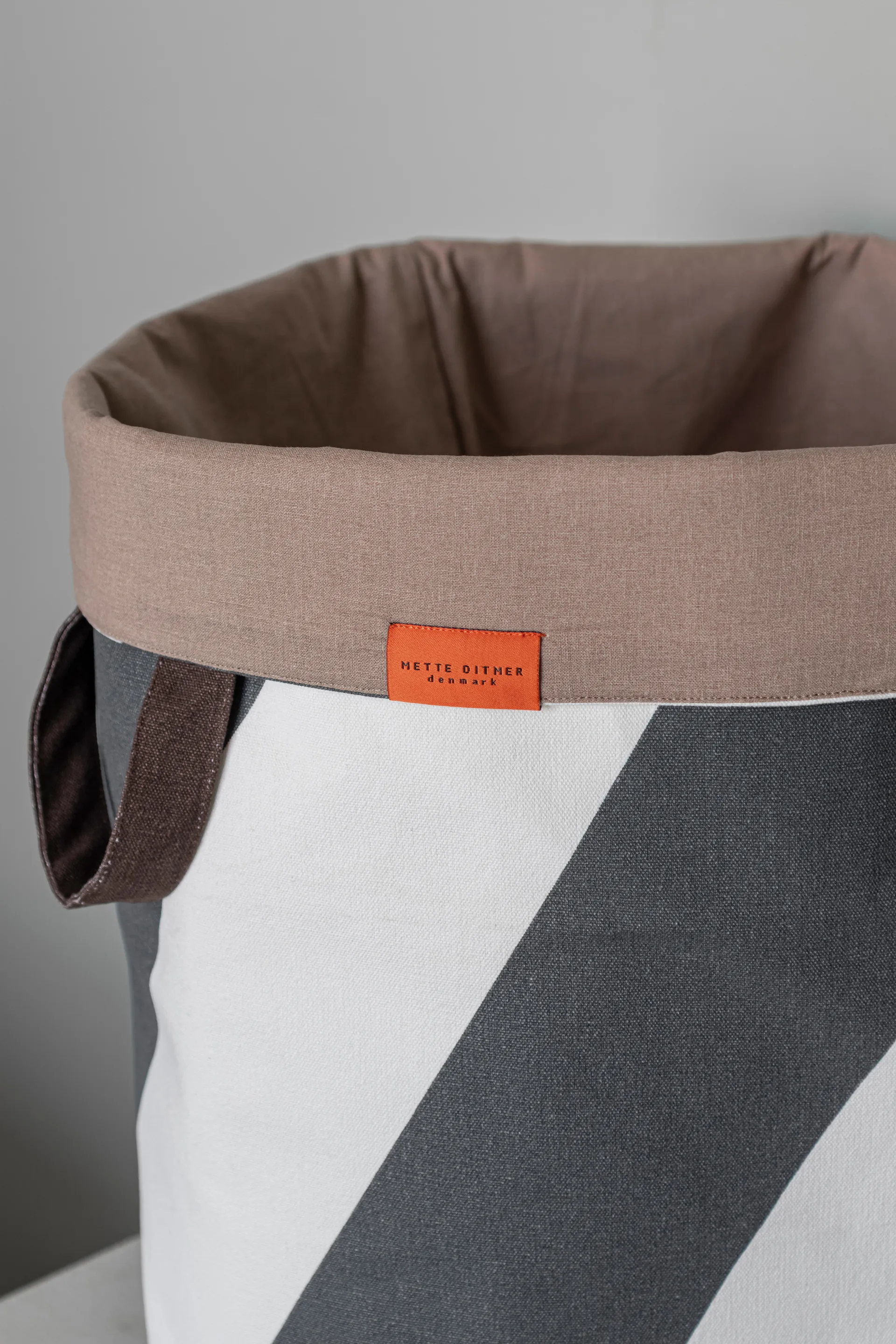 Διαγώνιο καλάθι για ρούχα Ø40x50 cm, Dark grey-off-white Mette Ditmer