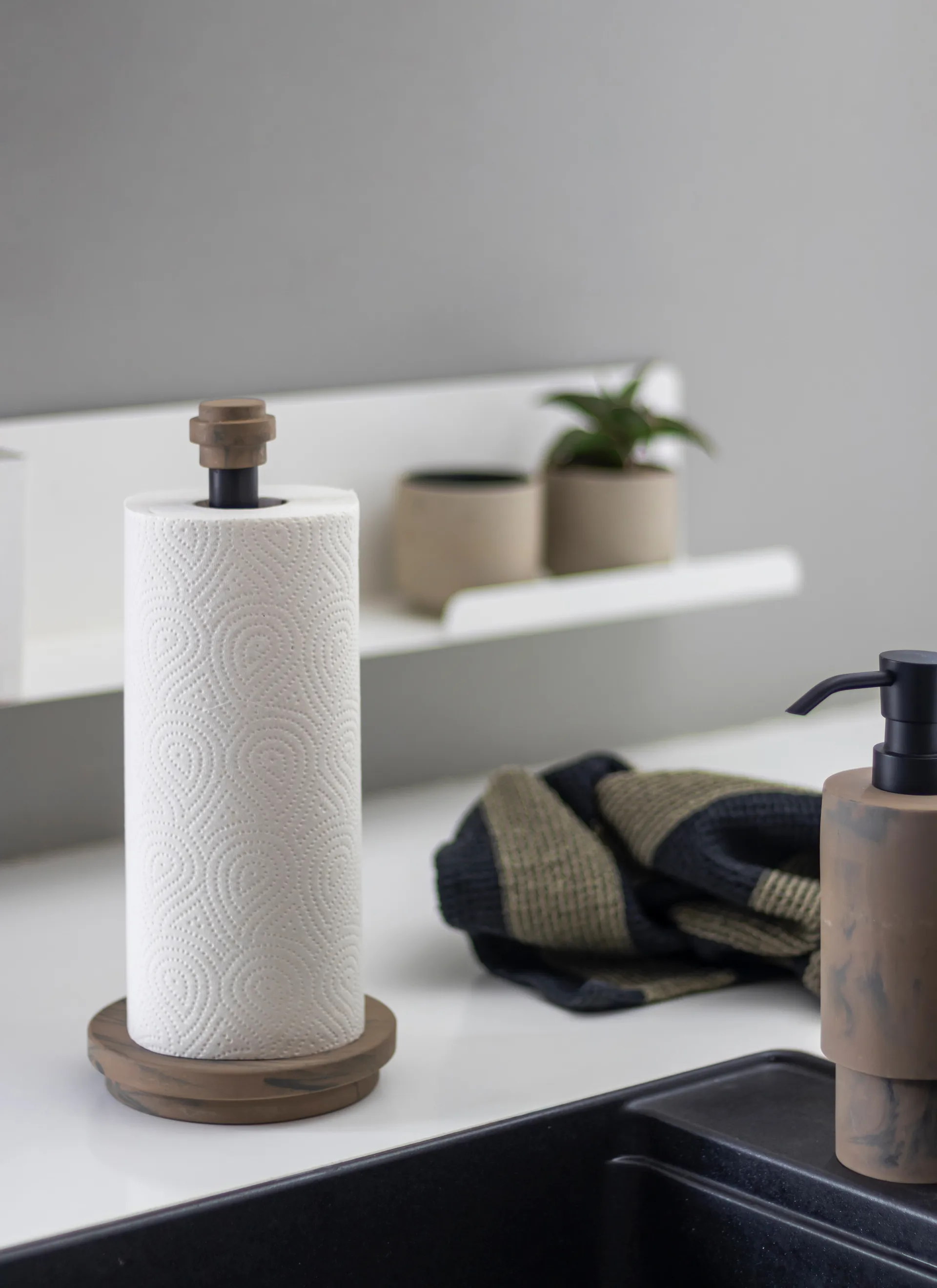 Attitude θήκη για ρολό κουζίνας 33 cm, Ώχρα Mette Ditmer