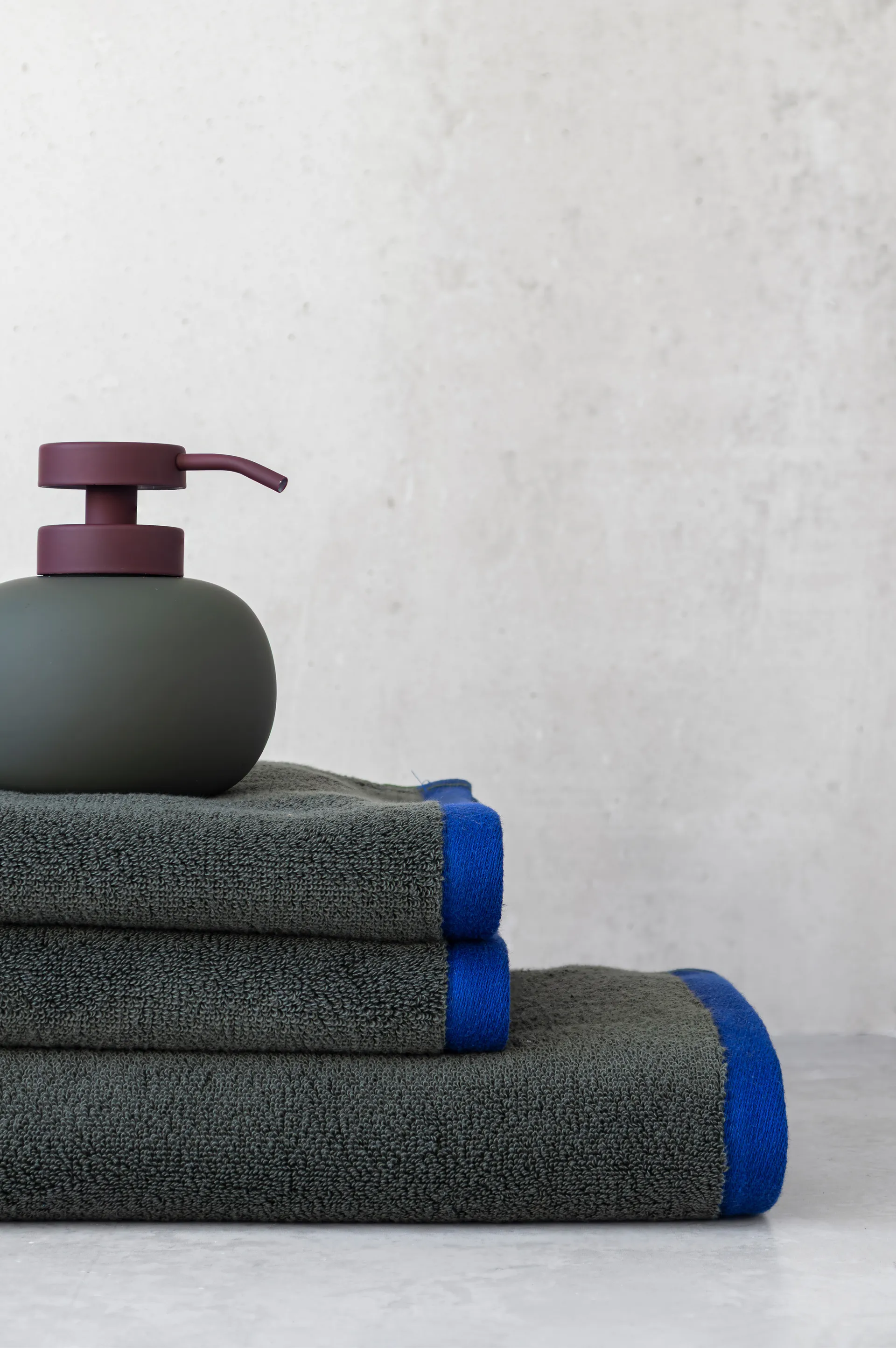 Lotus play χαμηλή αντλία σαπουνιού, συμπεριλαμβανομένων 2 κεφαλών αντλίας, Σκούρο ελιάς Mette Ditmer