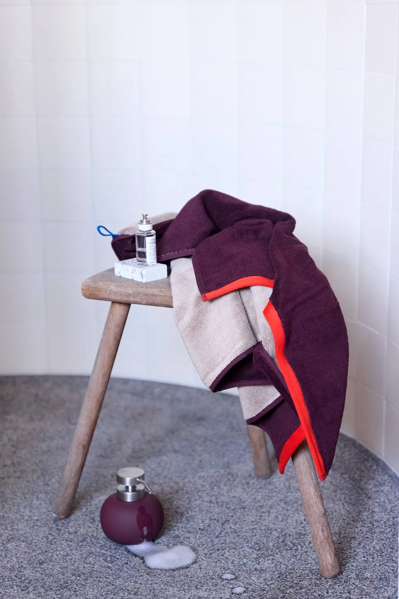 Soft πετσέτα μπάνιου 70x133 cm, Gray-Red (γκρι-κόκκινο), 70x133 εκ. Mette Ditmer