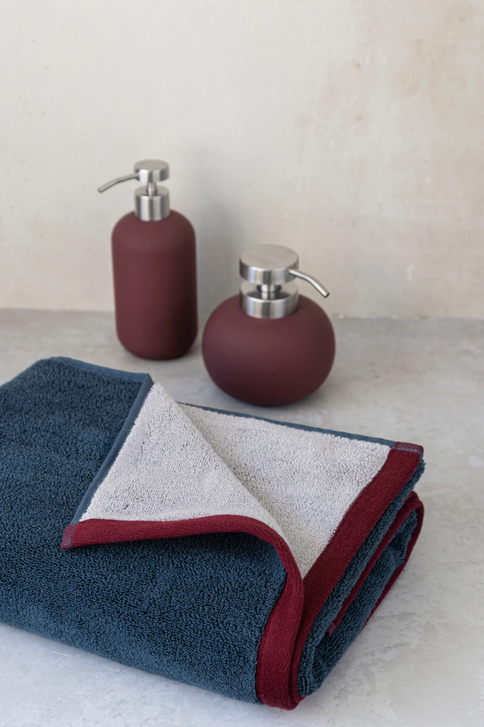 Soft πετσέτα μπάνιου 70x133 cm, Midnight blue-light grey Mette Ditmer