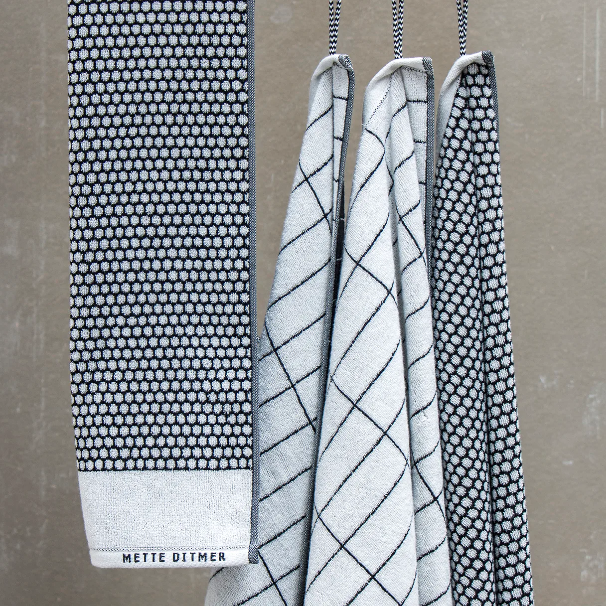 Tile Stone πετσέτα 50x100 cm, μαύρο-υπόλευκο Mette Ditmer