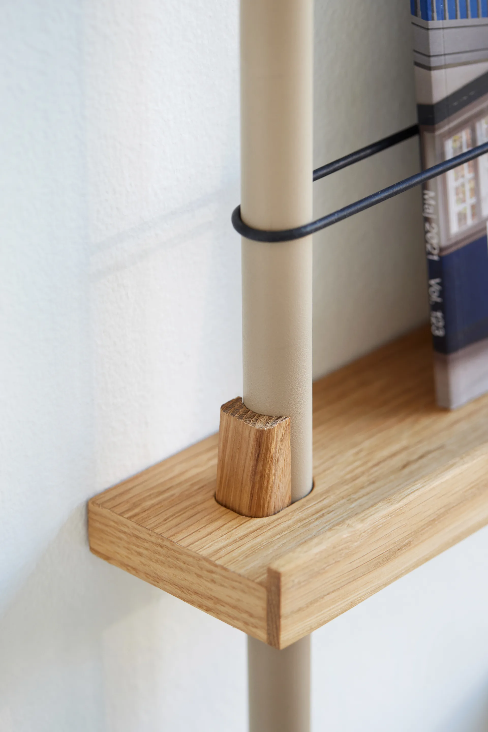 Moebe σταντ περιοδικών, Smoked oak-grey MOEBE