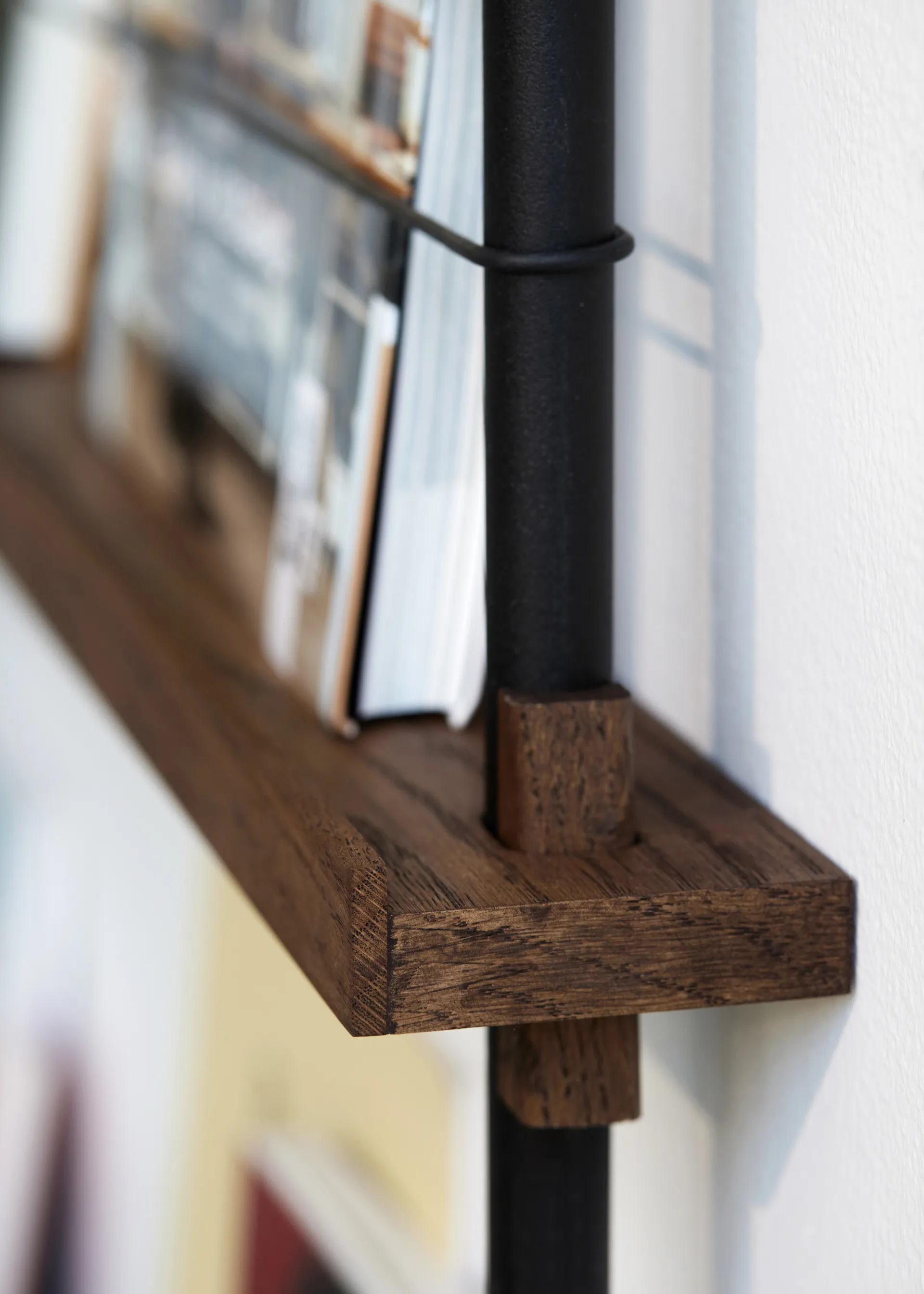 Moebe σταντ περιοδικών, Smoked oak-white MOEBE