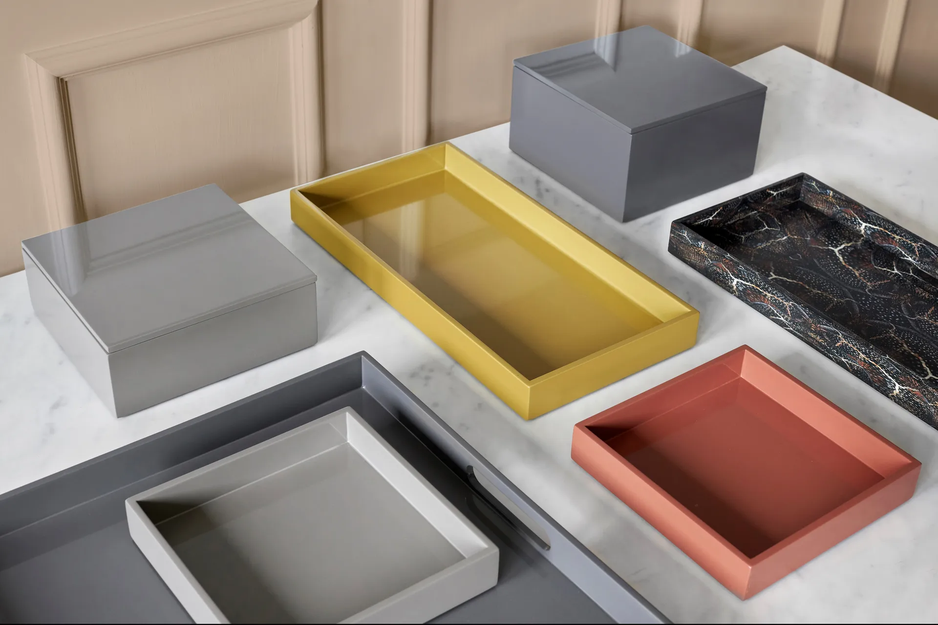 Lux λουστραρισμένος δίσκος σερβιρίσματος 40x40x4 cm, Dark grey Mojoo