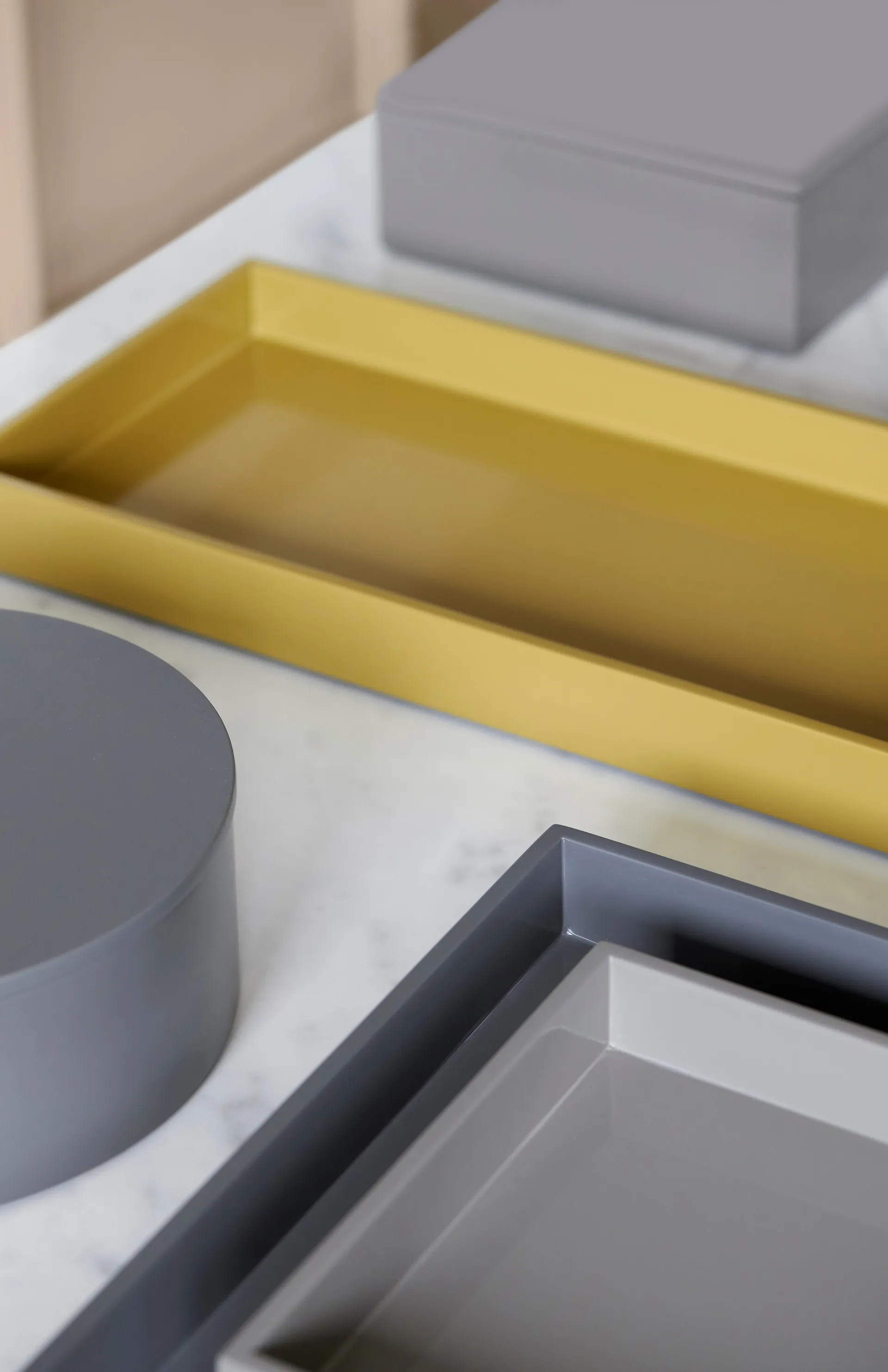 Lux λουστραρισμένος δίσκος σερβιρίσματος 40x40x4 cm, Dark grey Mojoo