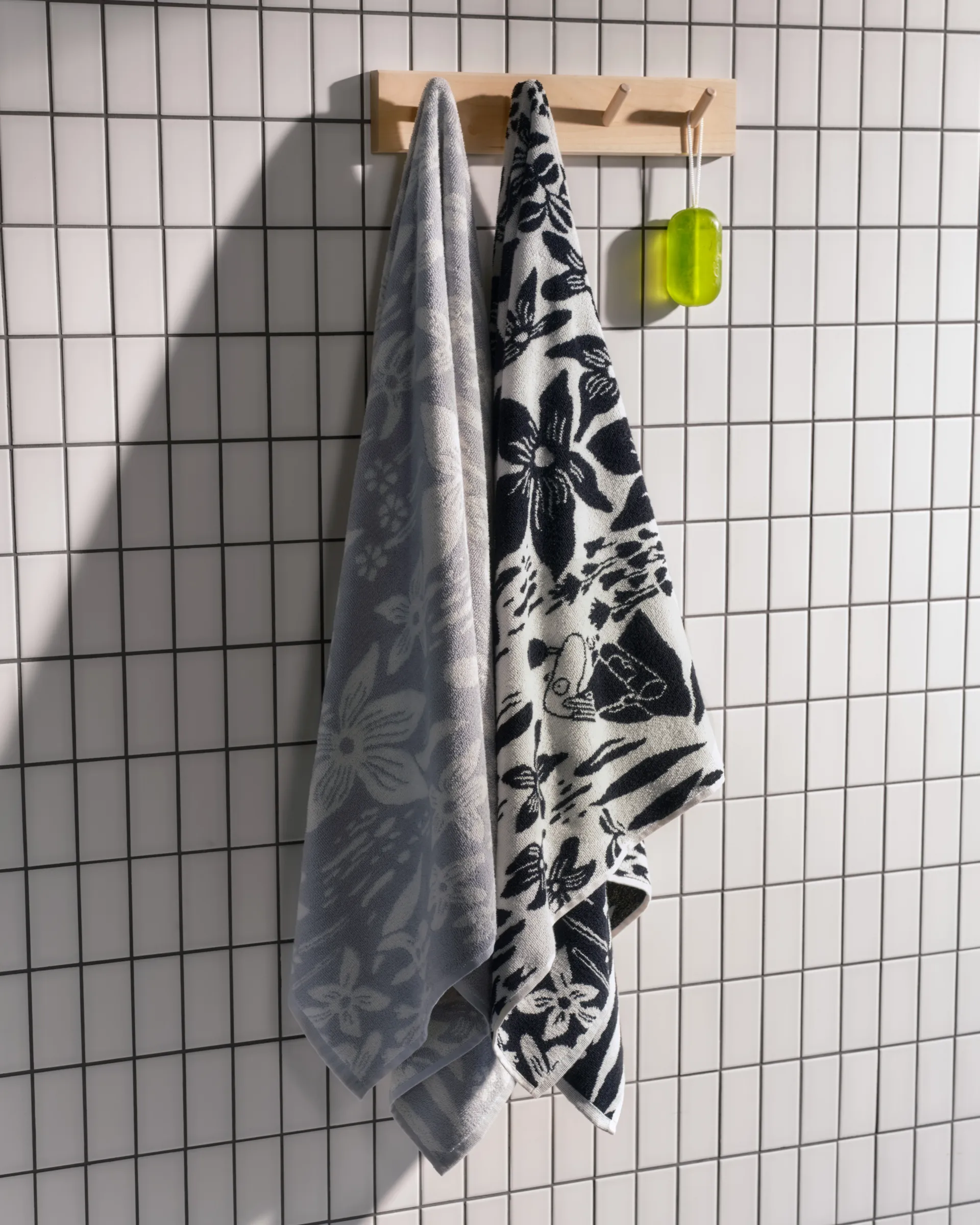 Πετσέτα μπάνιου Moomin 70 x 140 cm, Κρίνο - ασπρόμαυρο  Moomin Arabia