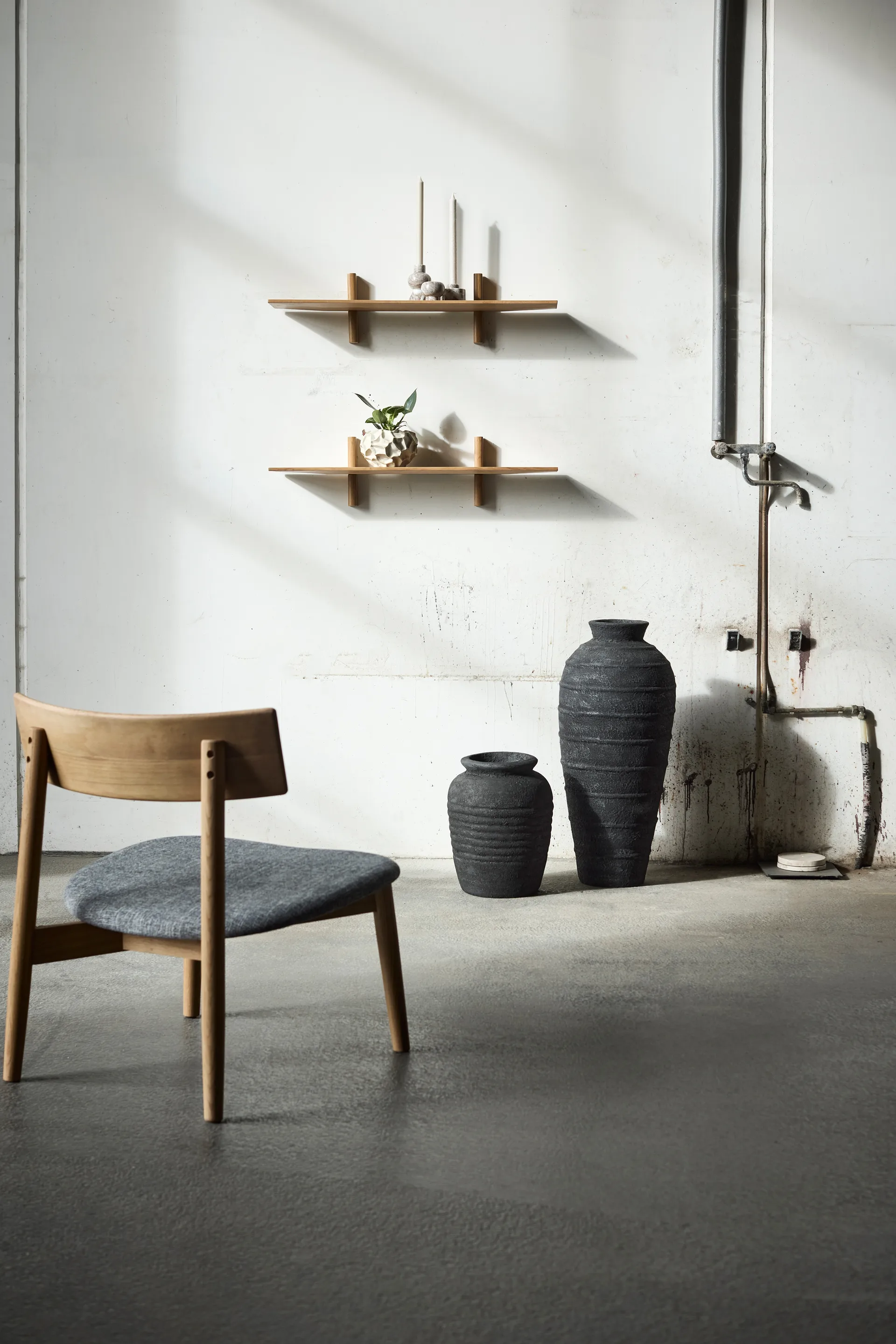 Tetra lounge chair, Ύφασμα σε απόχρωση σκυροδέματος-φυσικά λαδωμένη δρυς MUUBS