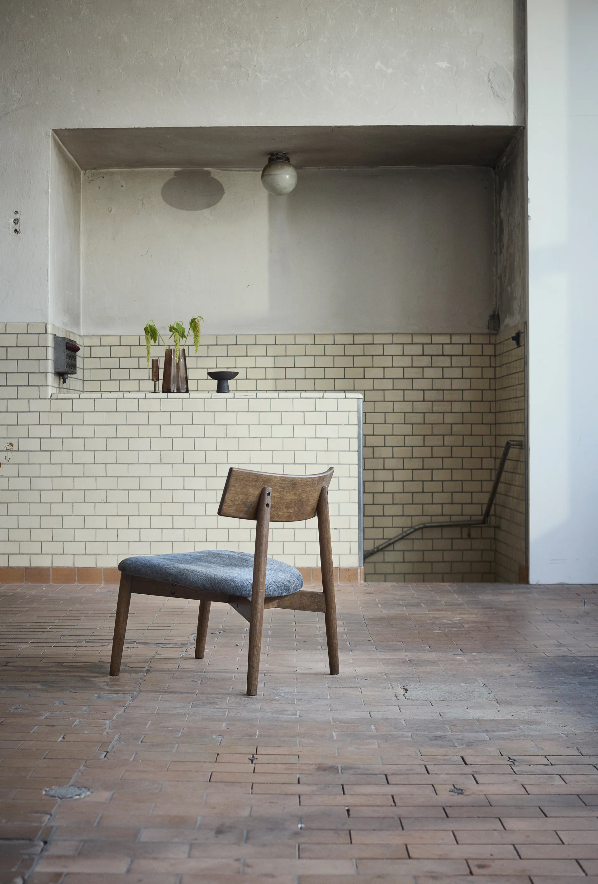 Tetra lounge chair, Γρανί-ύφασμα-σκούρα λαδωμένη δρυς MUUBS